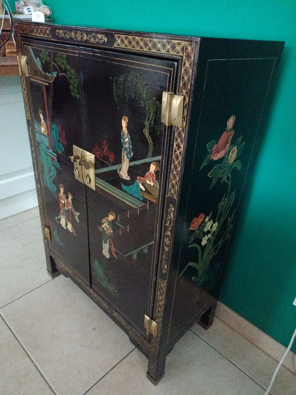 Chinese sideboard lacquered and hand painted