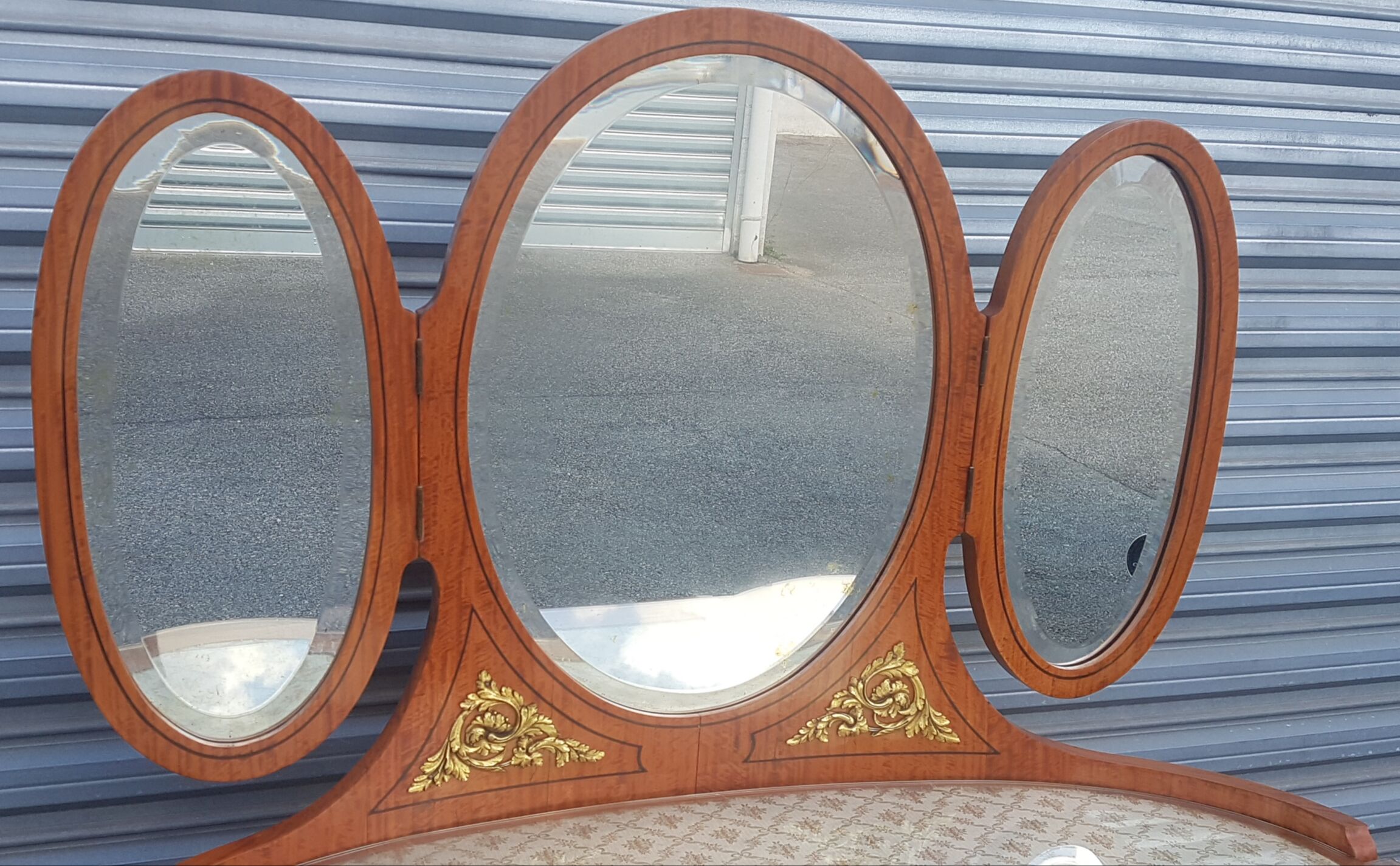 Old kidney dressing table