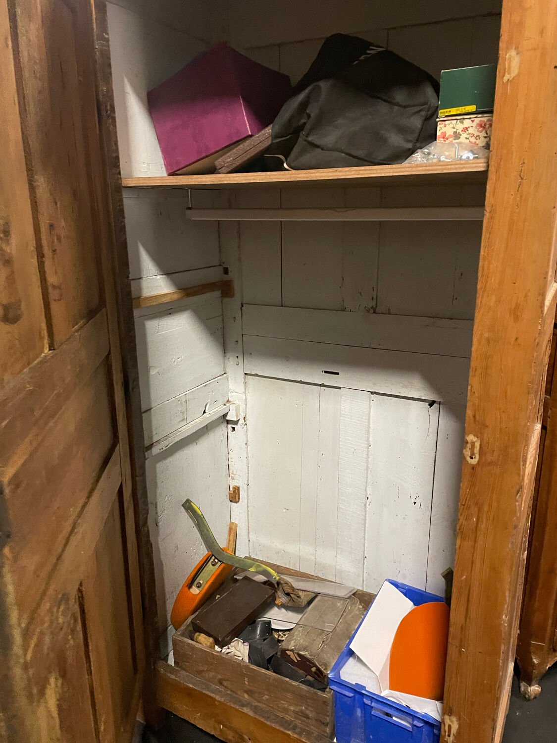 White wooden bonnetière