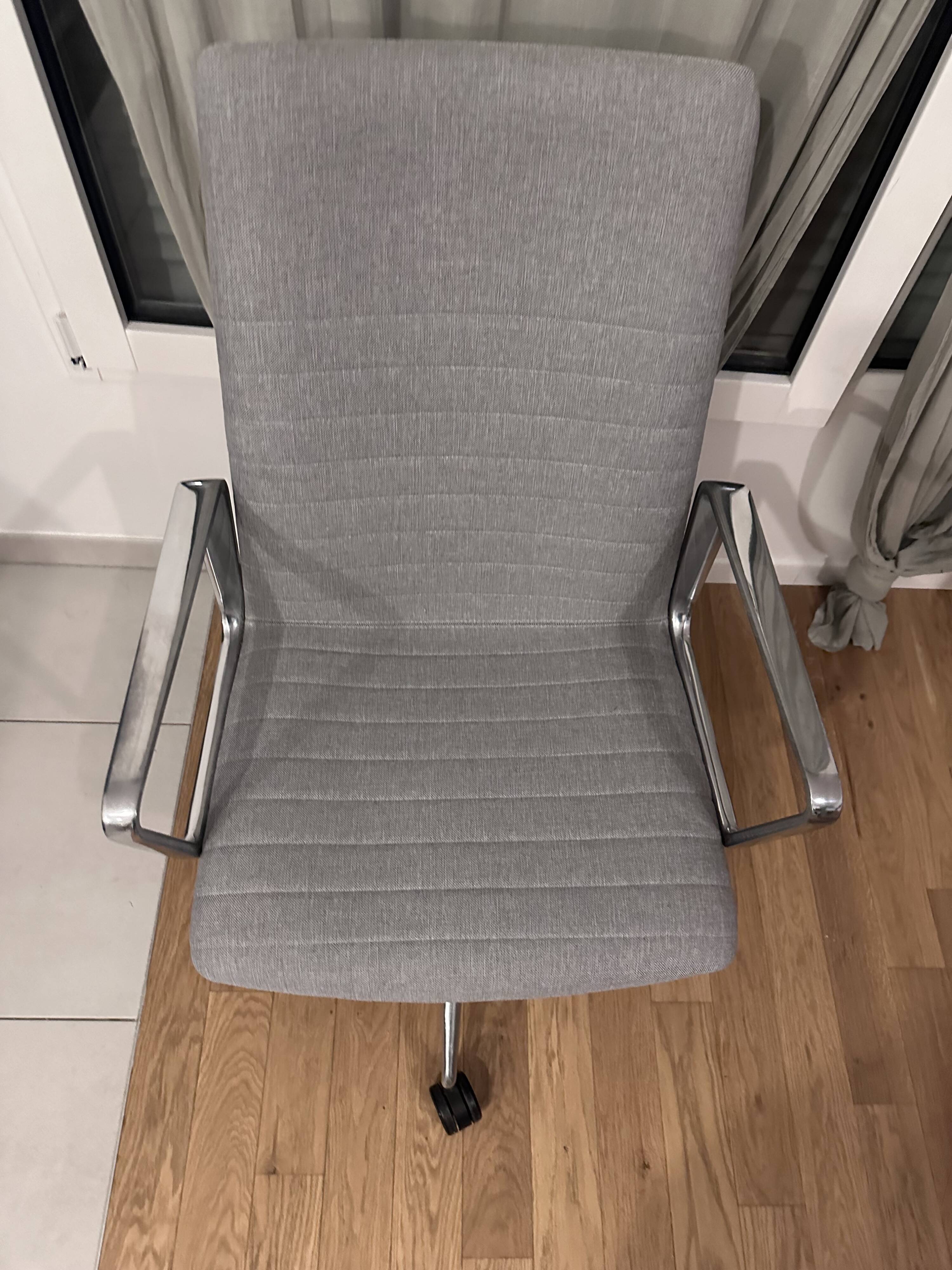 Andreu World swivel chair