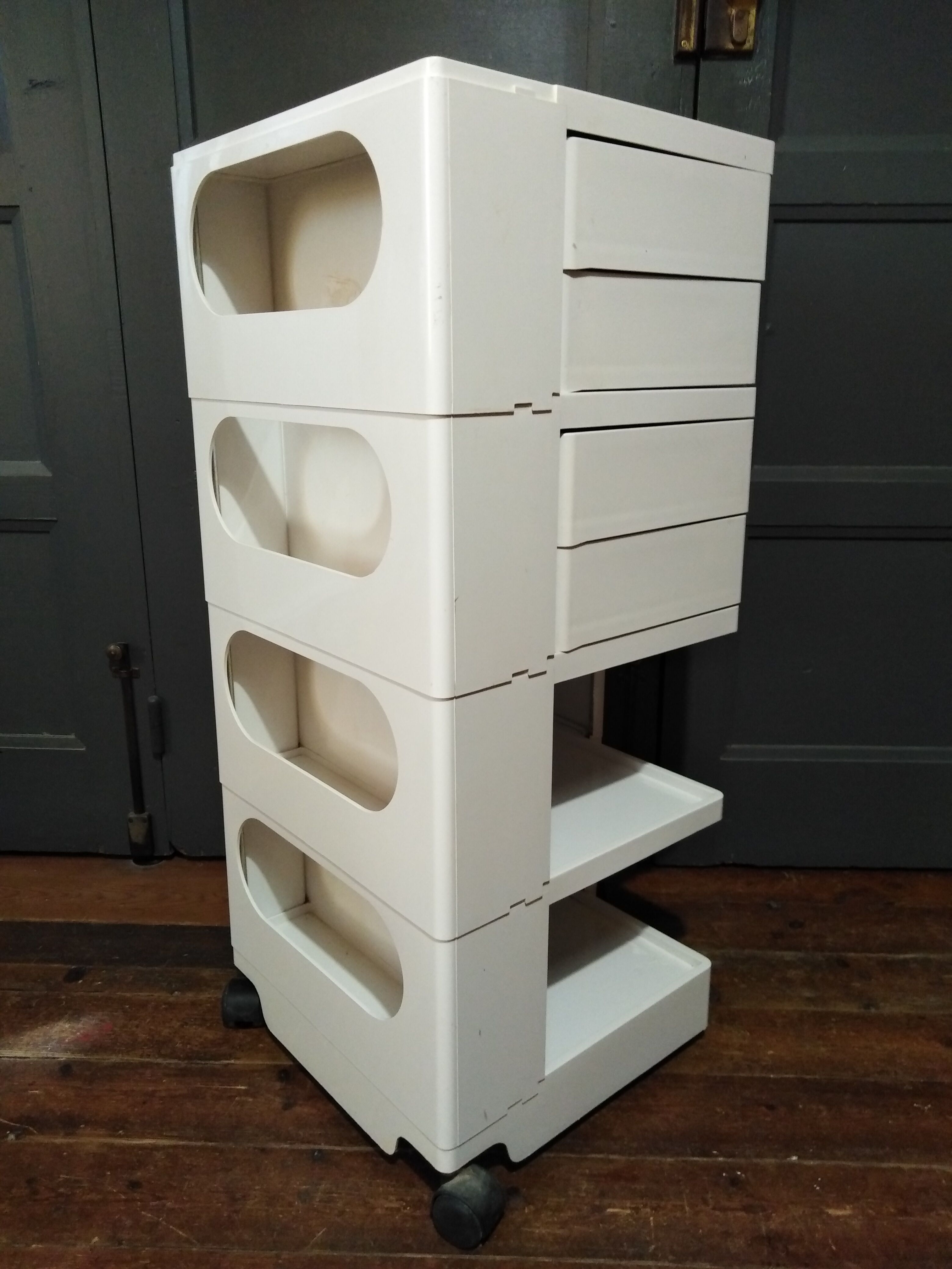 Joe Colombo - serves Boby Trolley