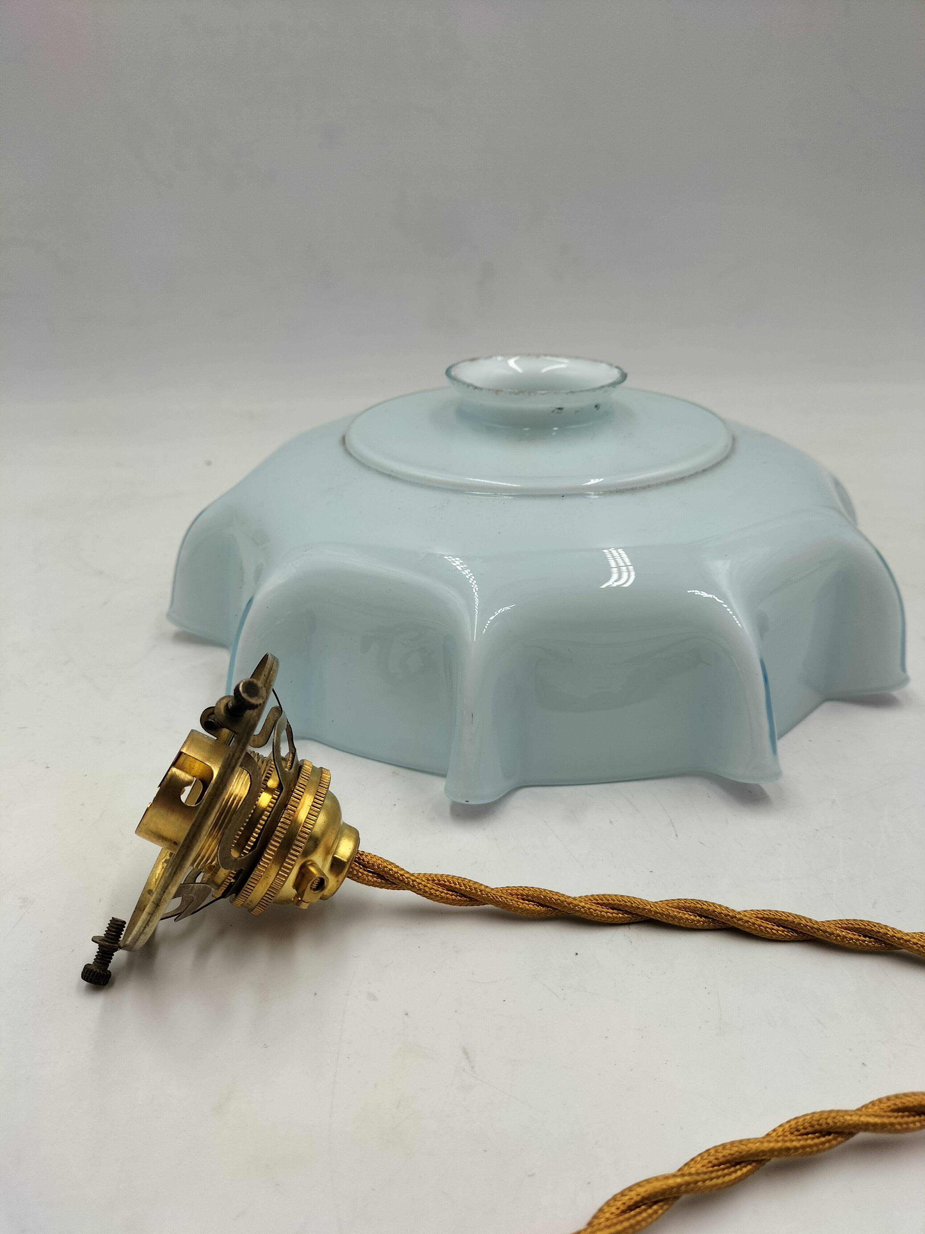 Blue opaline suspension