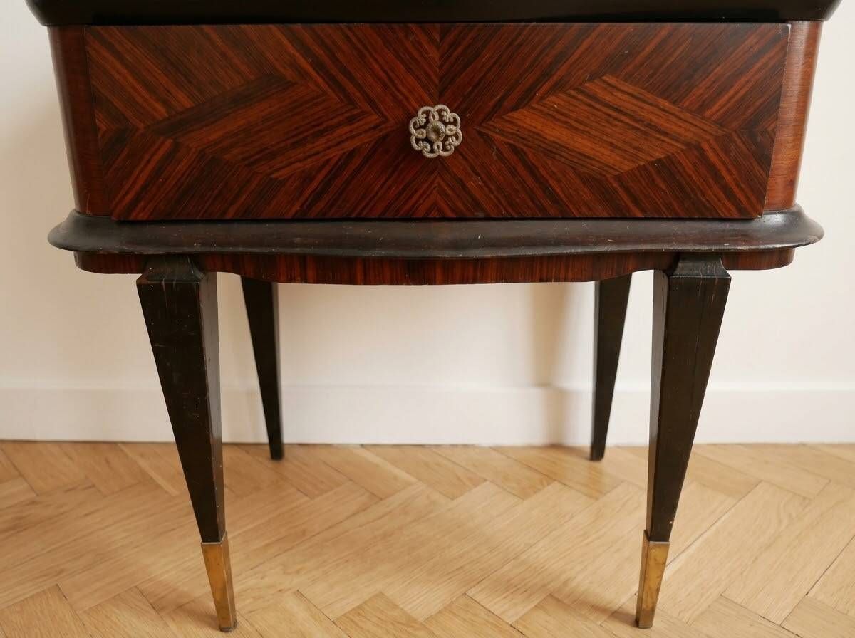 Table de chevet ancienne en bois marqueté et laqué