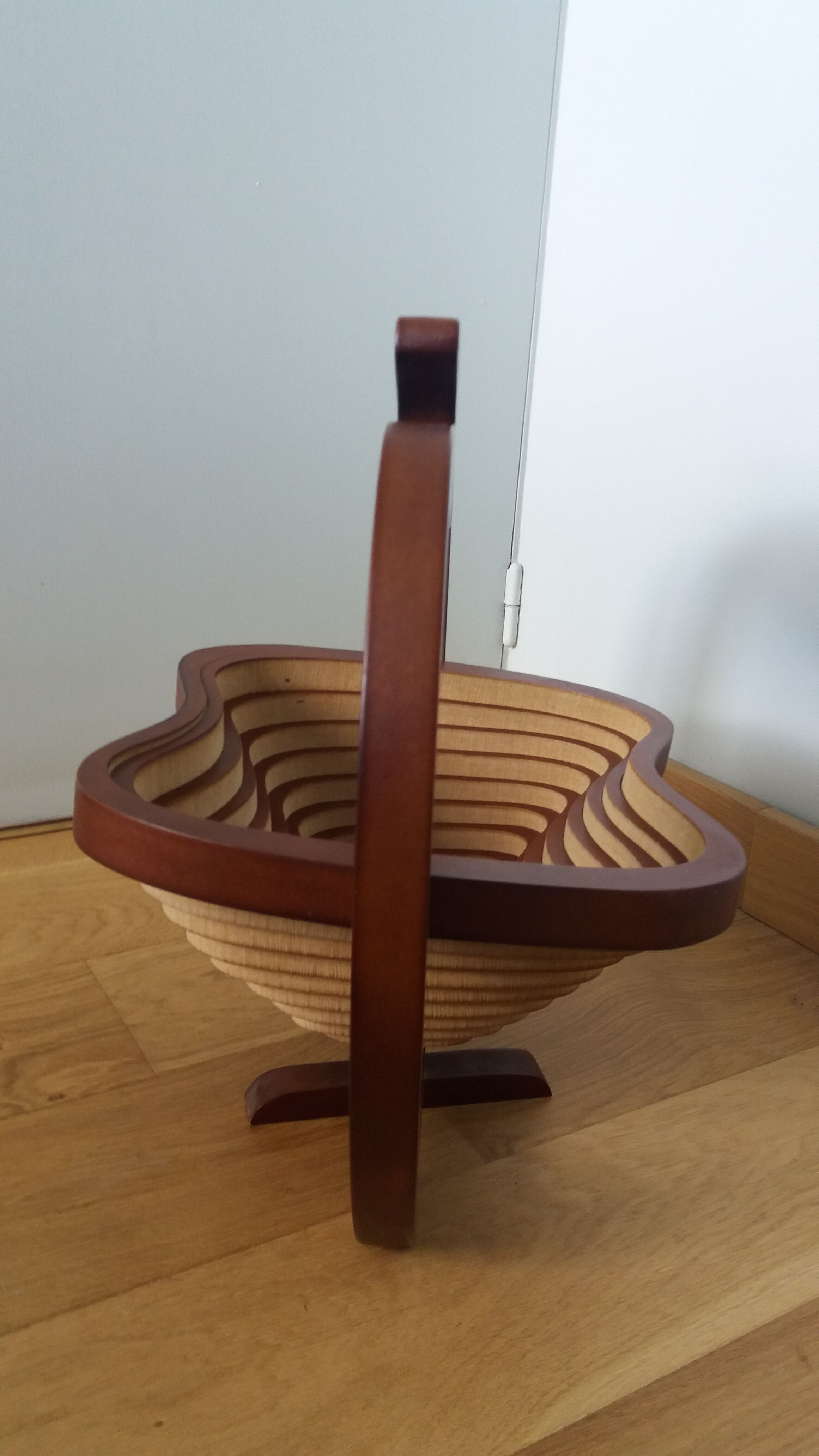 Foldable fruit basket in the shape of an apple.