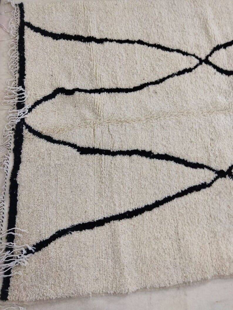 Traditional handmade Berber rug, size 150 x 250 cm