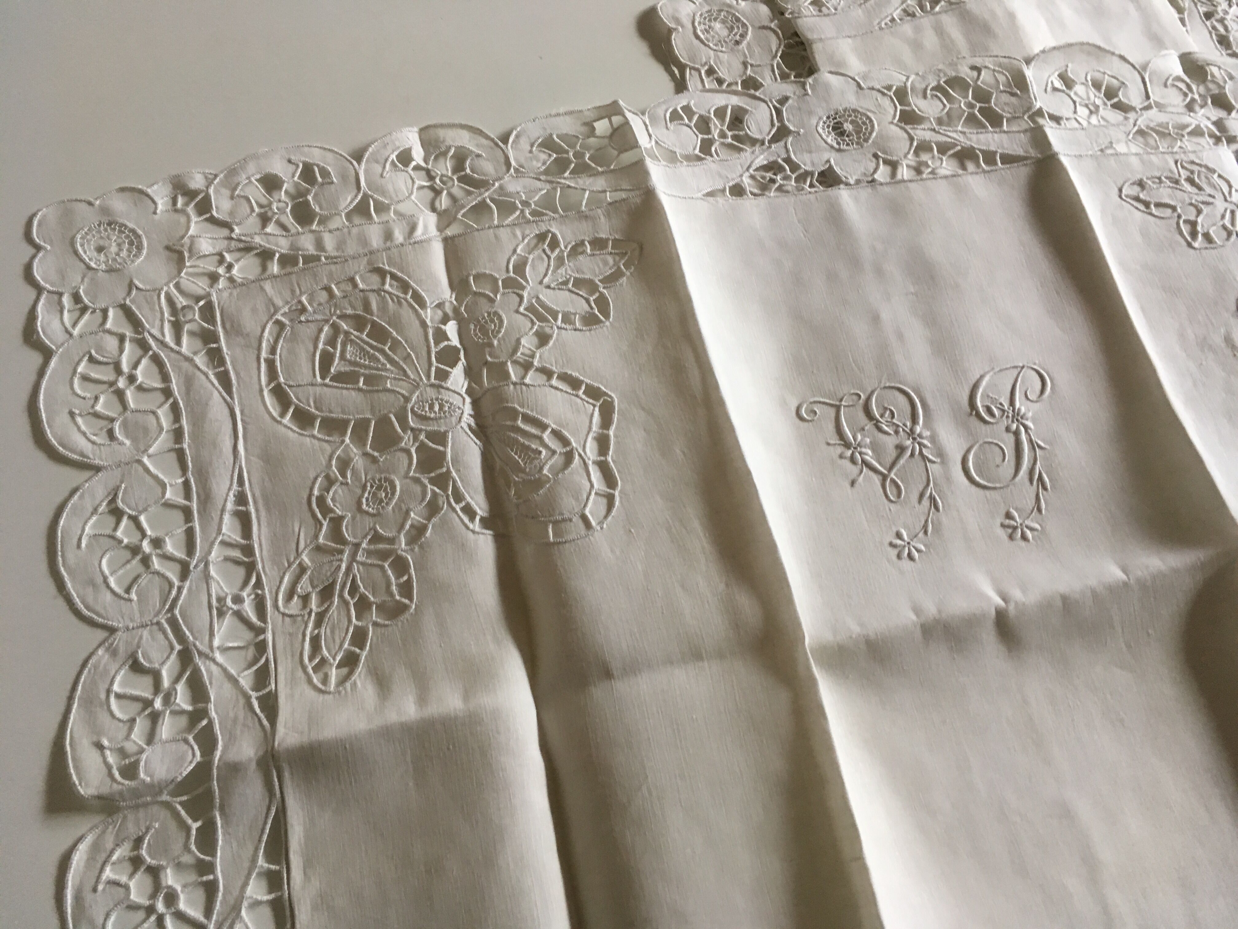 Sheet and pillowcases embroidered linen Richelieu old Castle