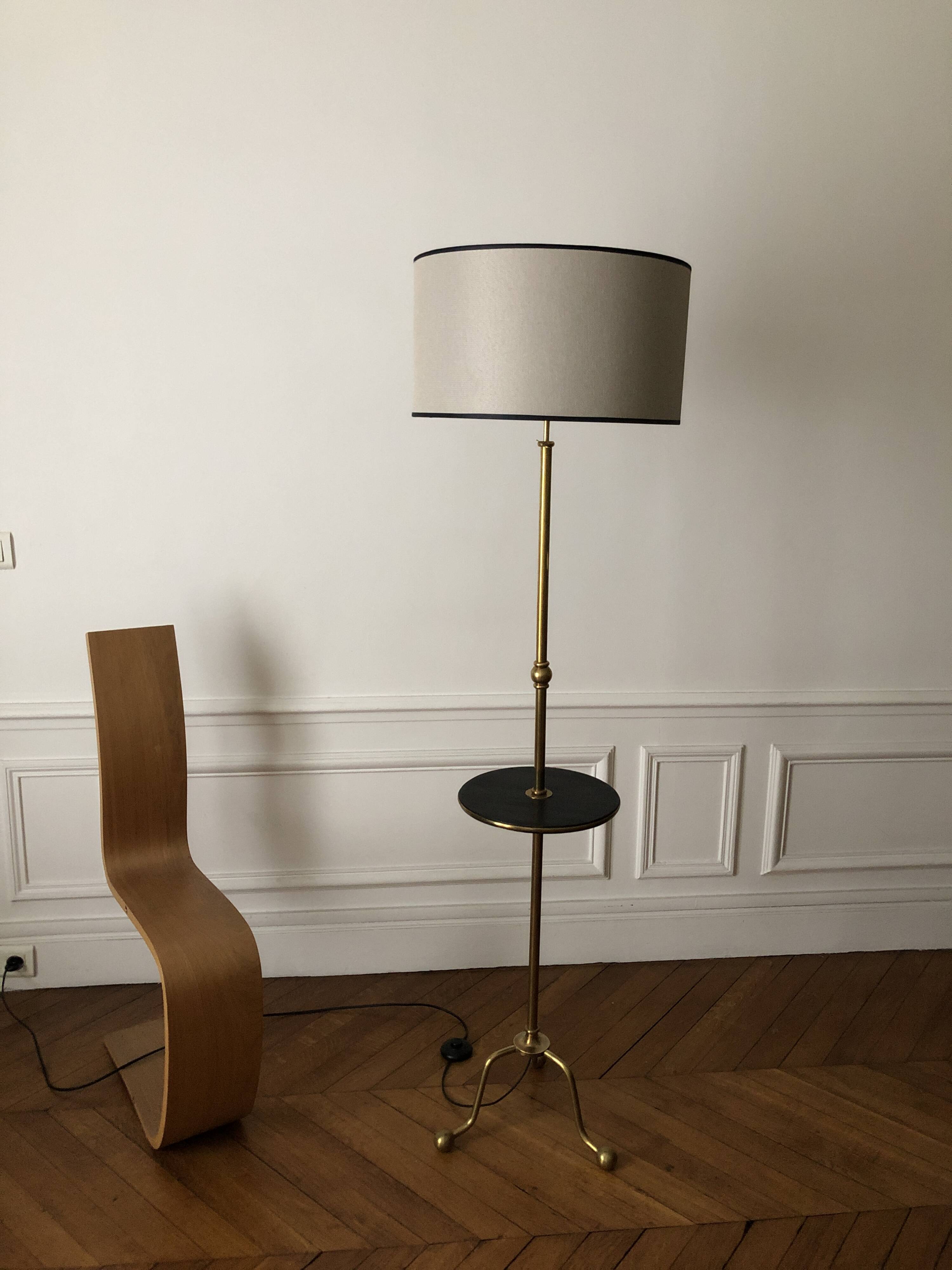 Tripod floor lamp with adjustable height and shelf from the 1960s.