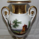 Paire vases porcelaine de paris signée PP en creux décors tournant peints main anses dorées