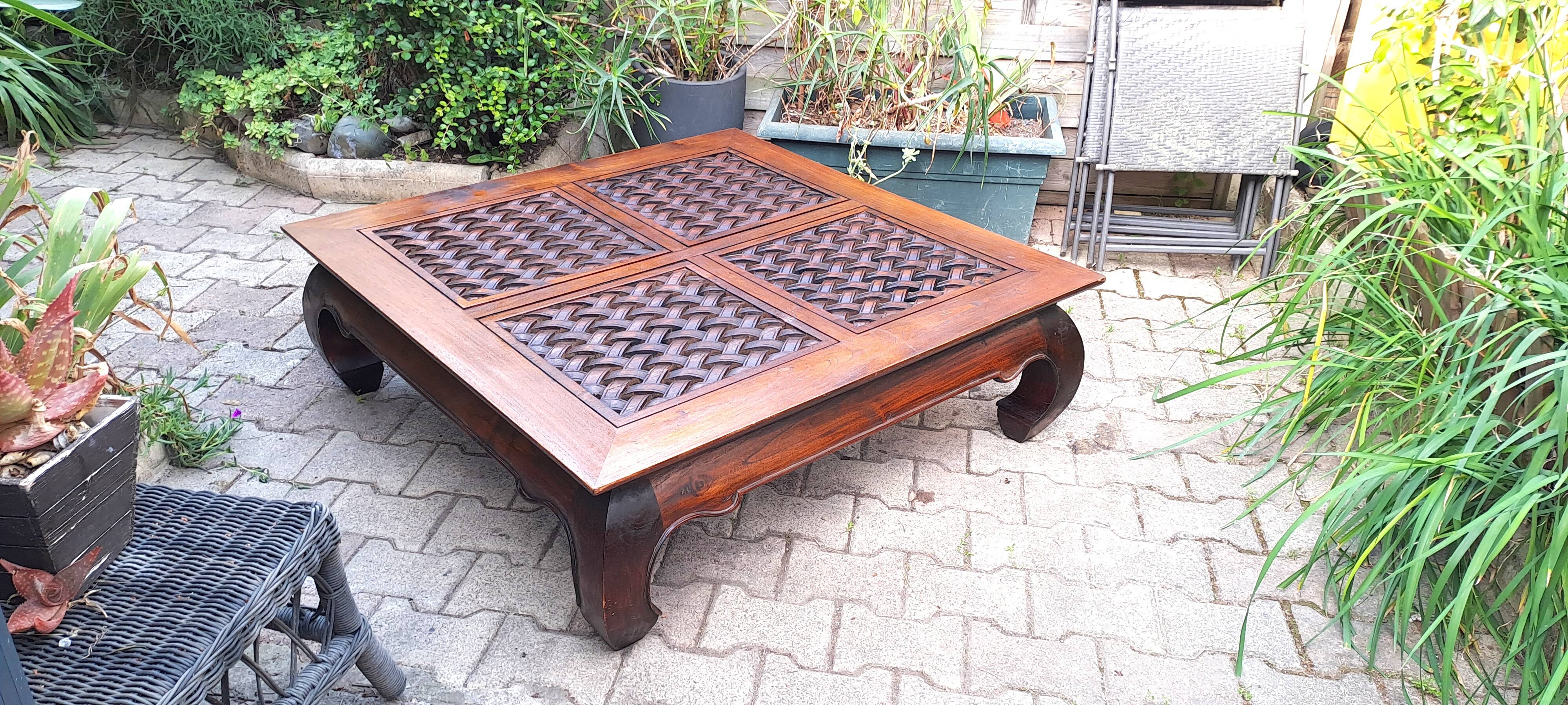 Table basse carrée en bois sculpté massif exotique Pier import, 1980