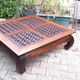 Table basse carrée en bois sculpté massif exotique Pier import, 1980
