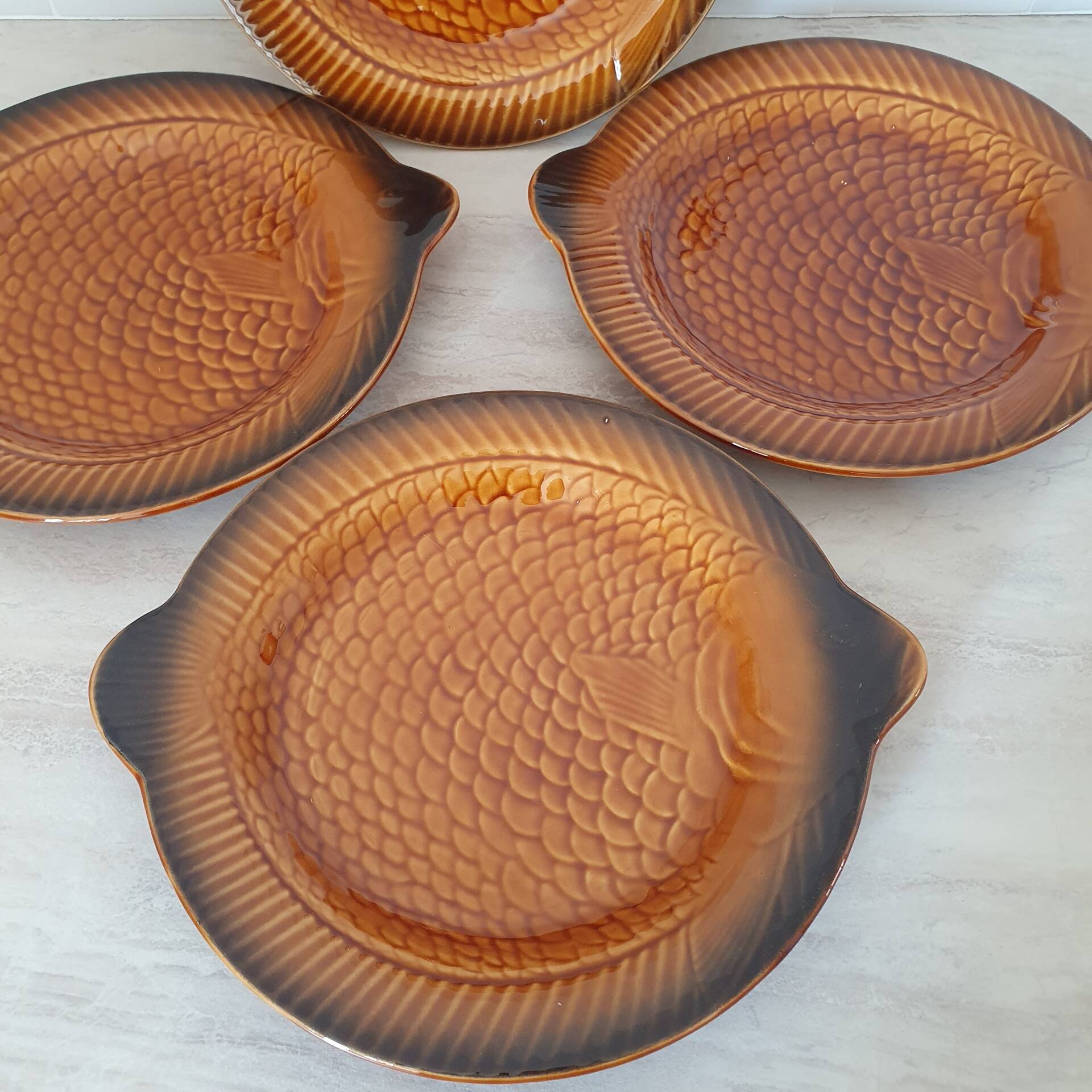 Sarreguemines / 4 ceramic fish-shaped plates in Barb porcelain.