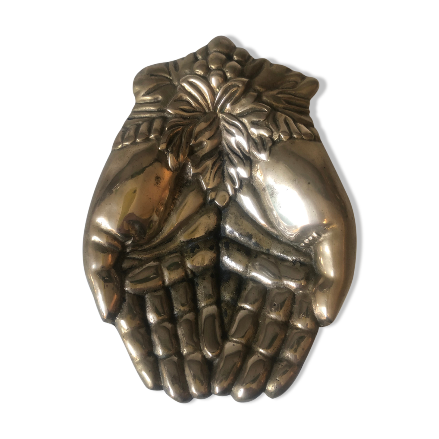 empty pocket or old patinated bronze ashtray, e, hand shape. Good condition.