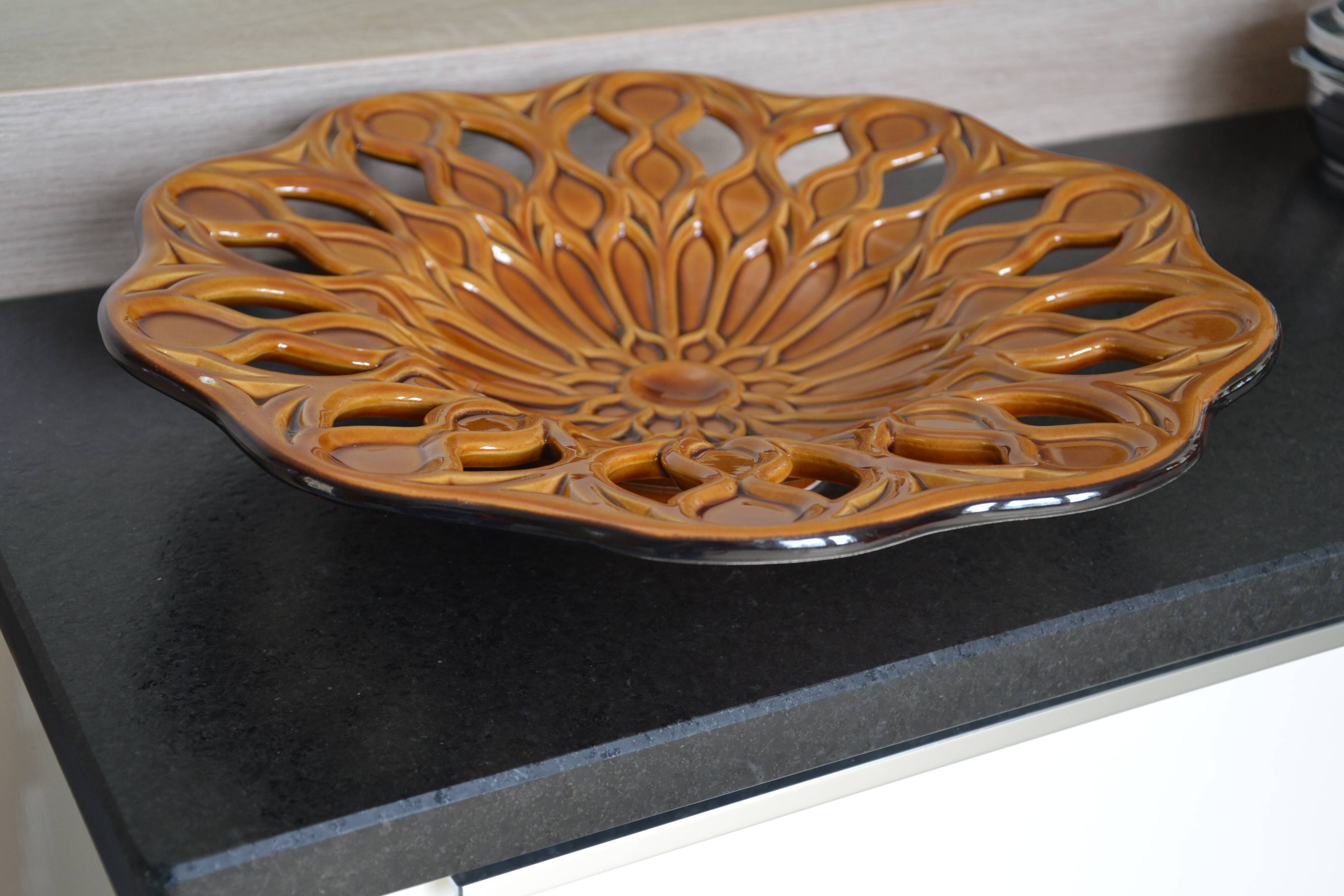 Cut-out ceramic fruit bowl
