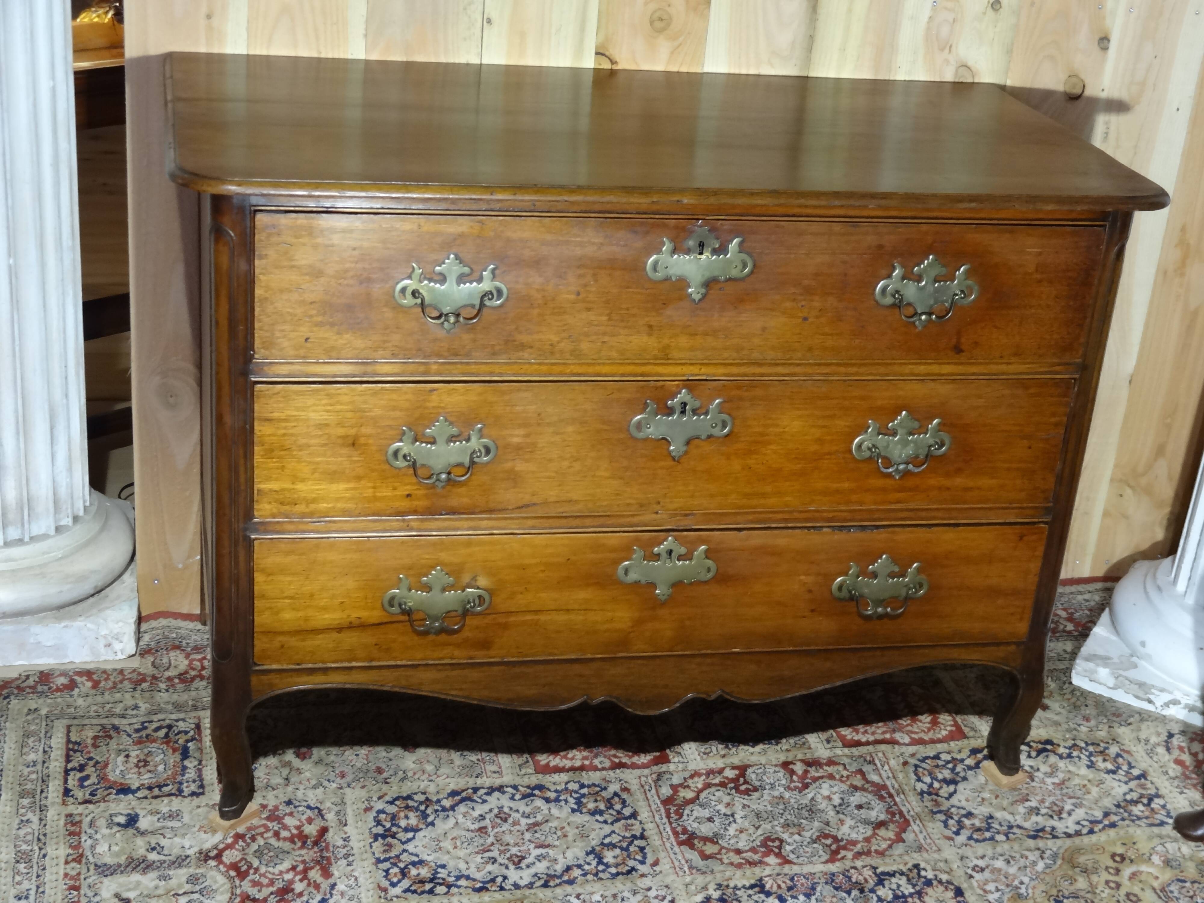 Late 18th century chest of drawers in light mahogany