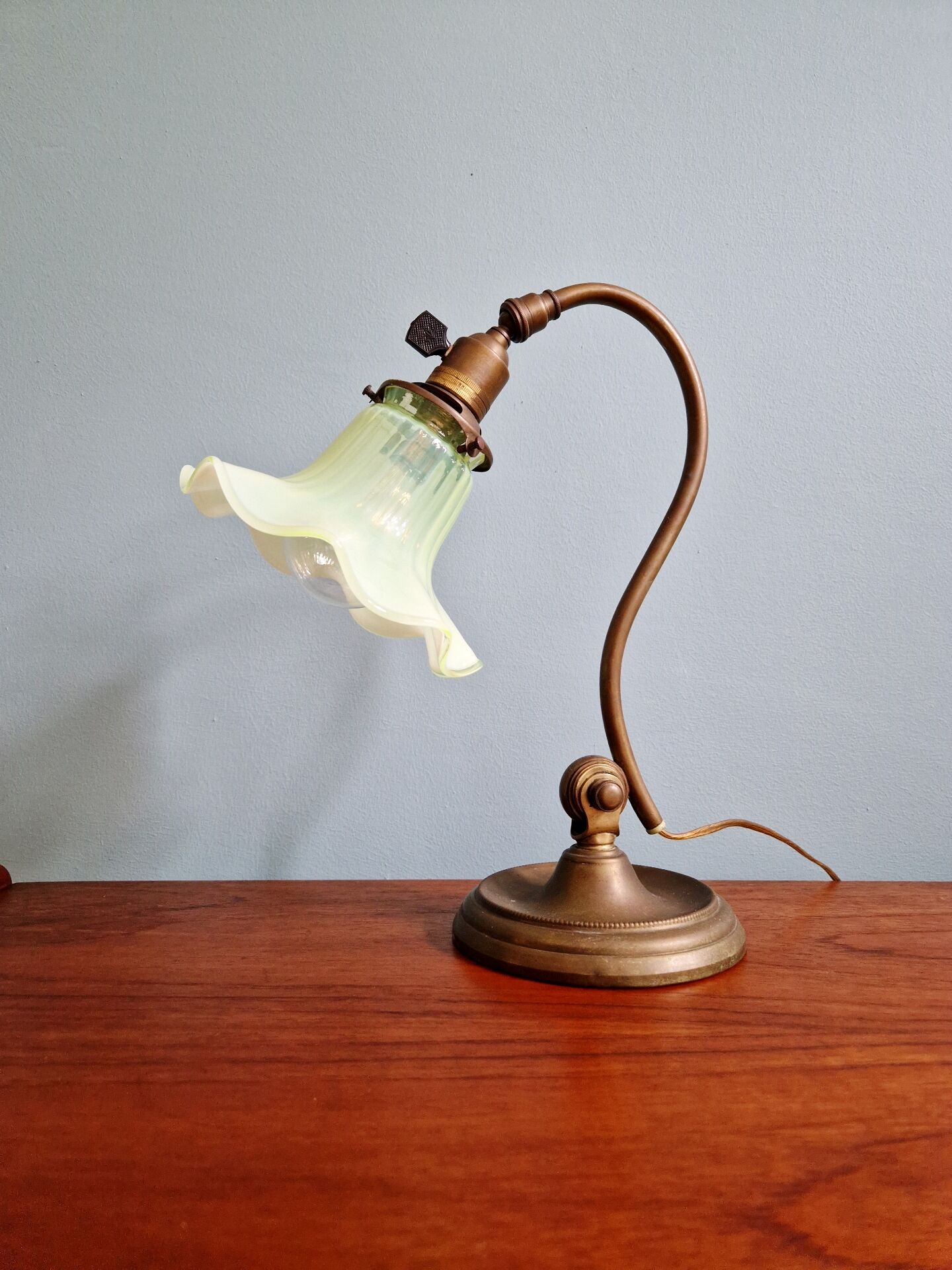Art Nouveau desk lamp, bronze and opalescent glass