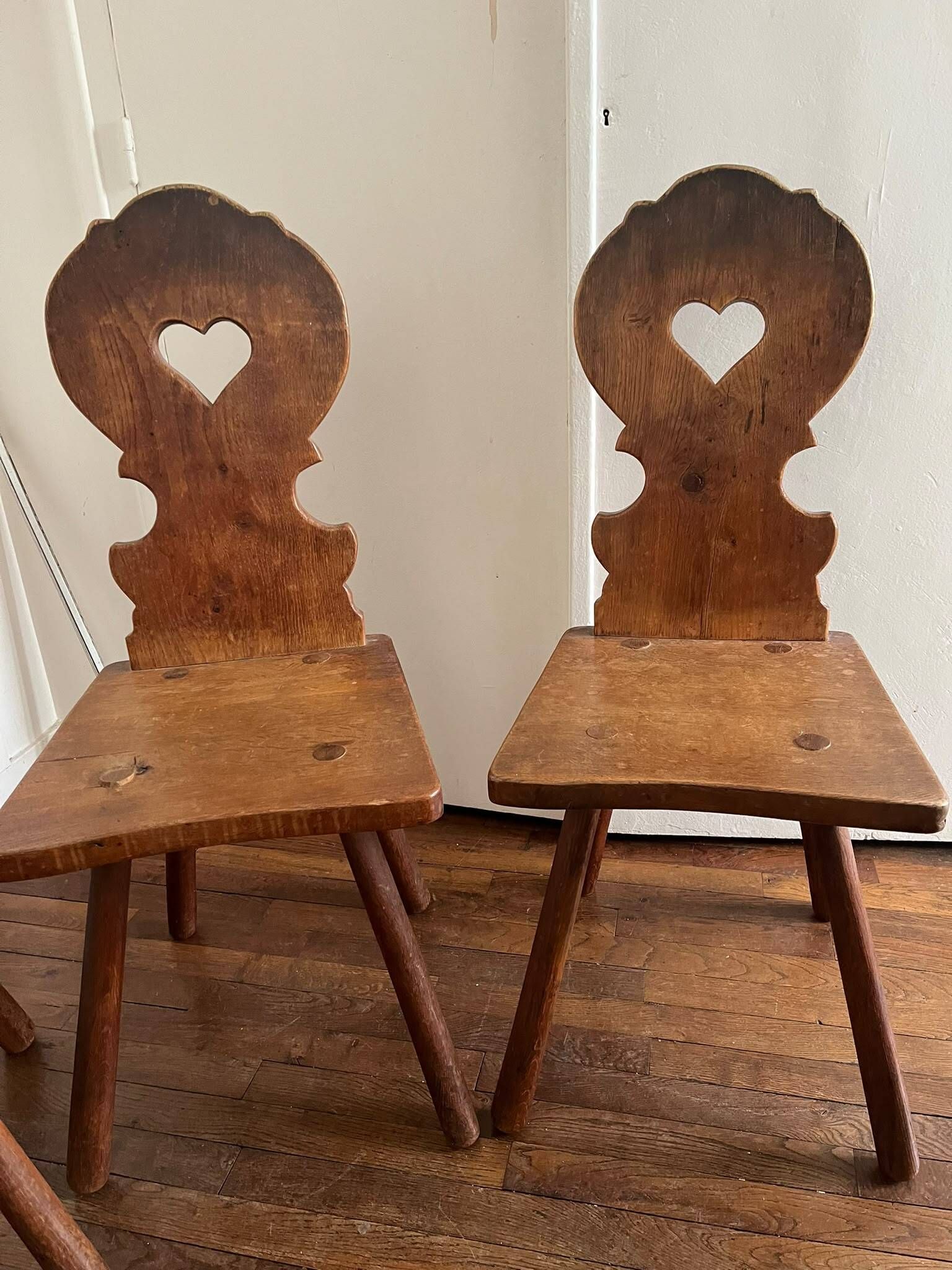 3 chaises brutalistes