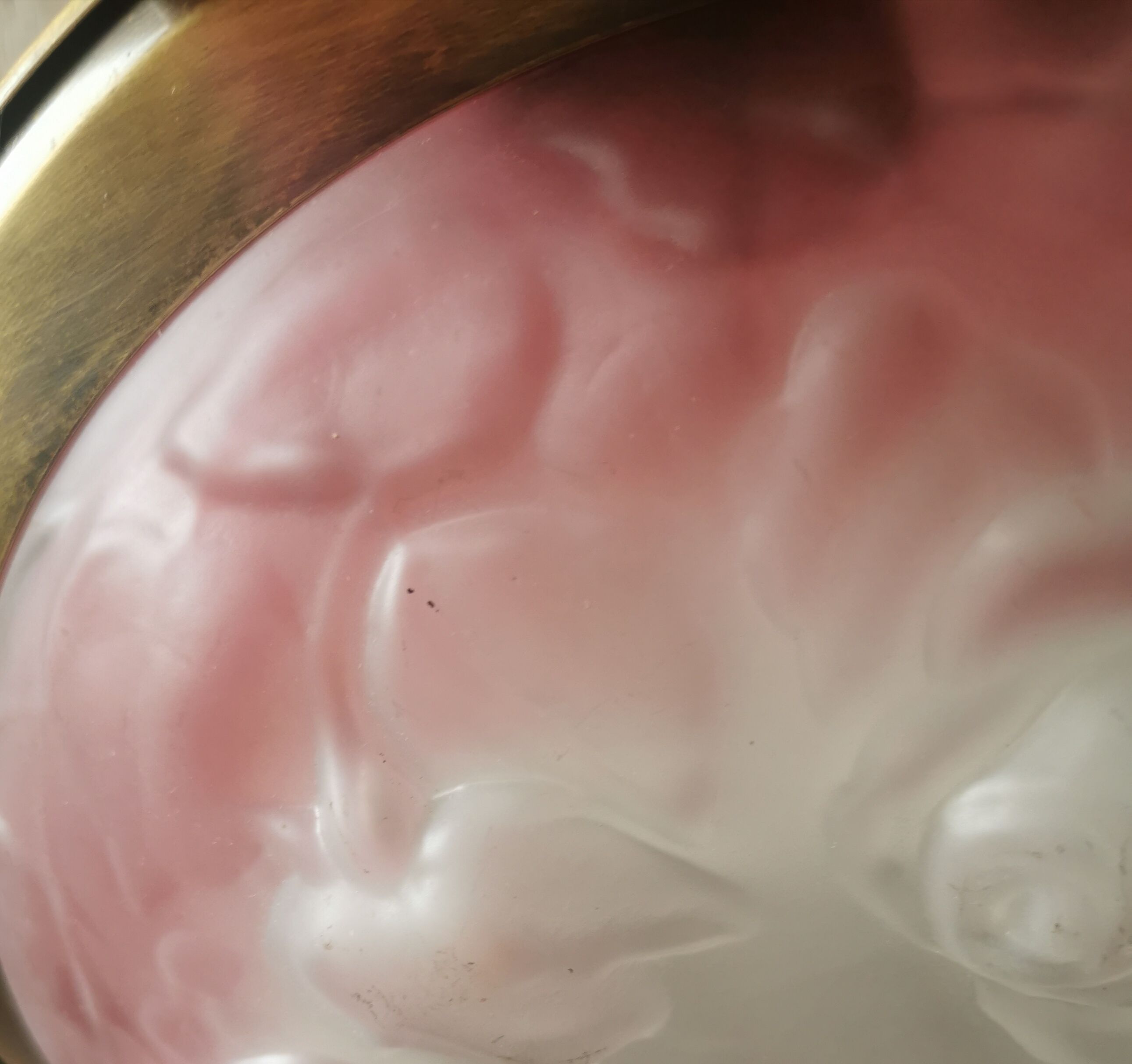 Suspension pink glass paste