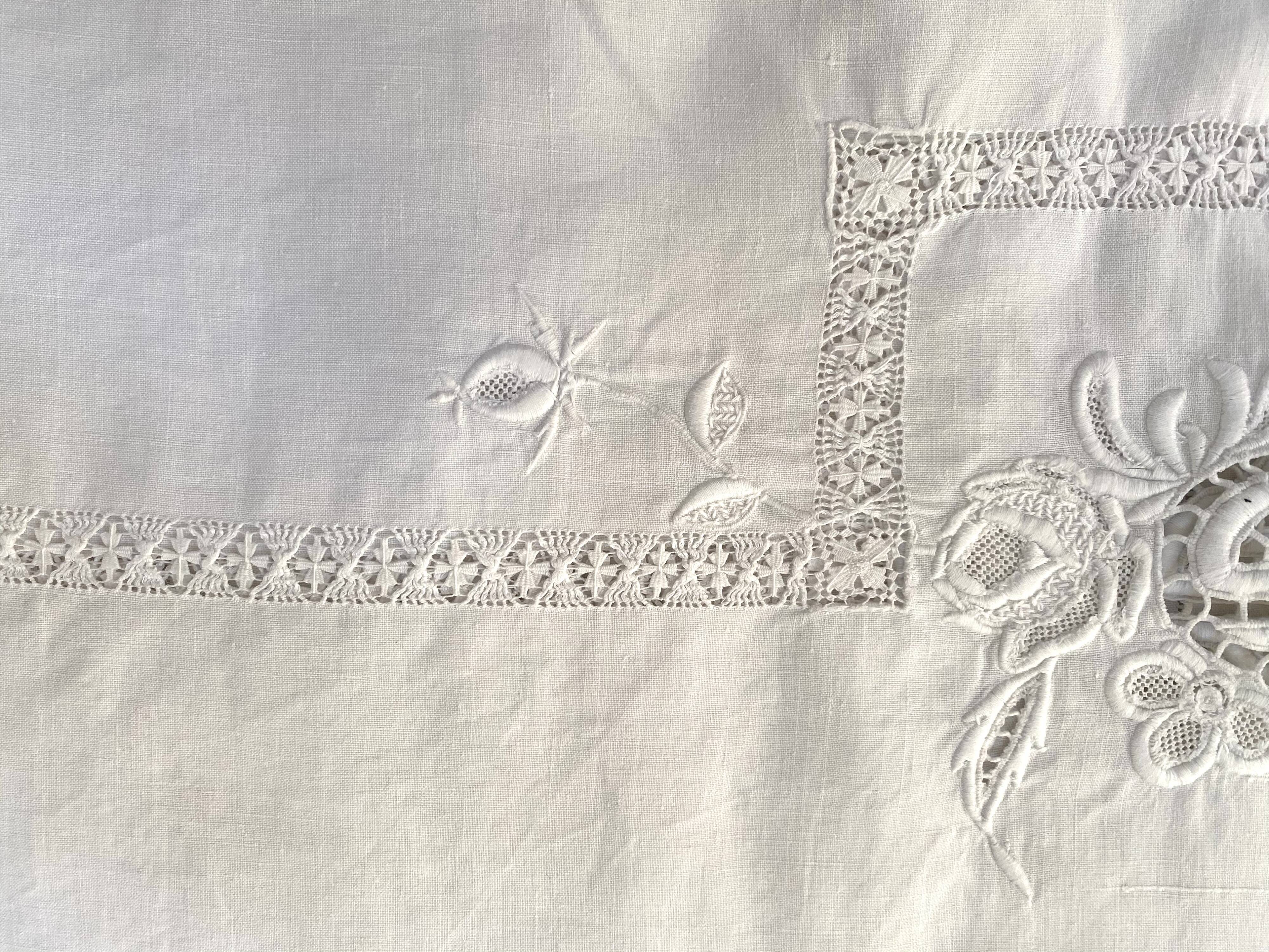 Rectangular tablecloth embroidered 285 x 185 cm