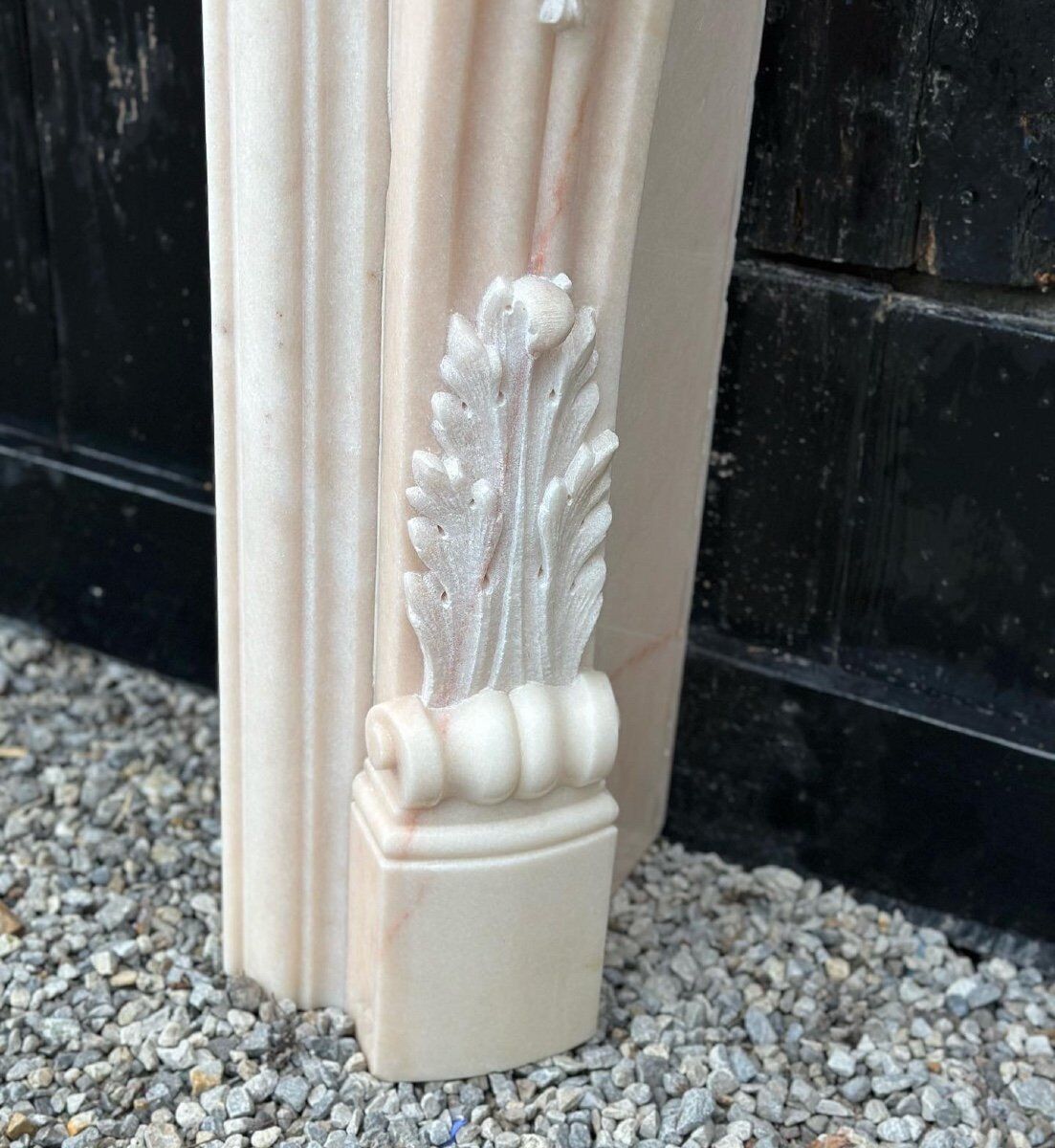 Cheminée de style Louis XV en marbre rose vers 1980