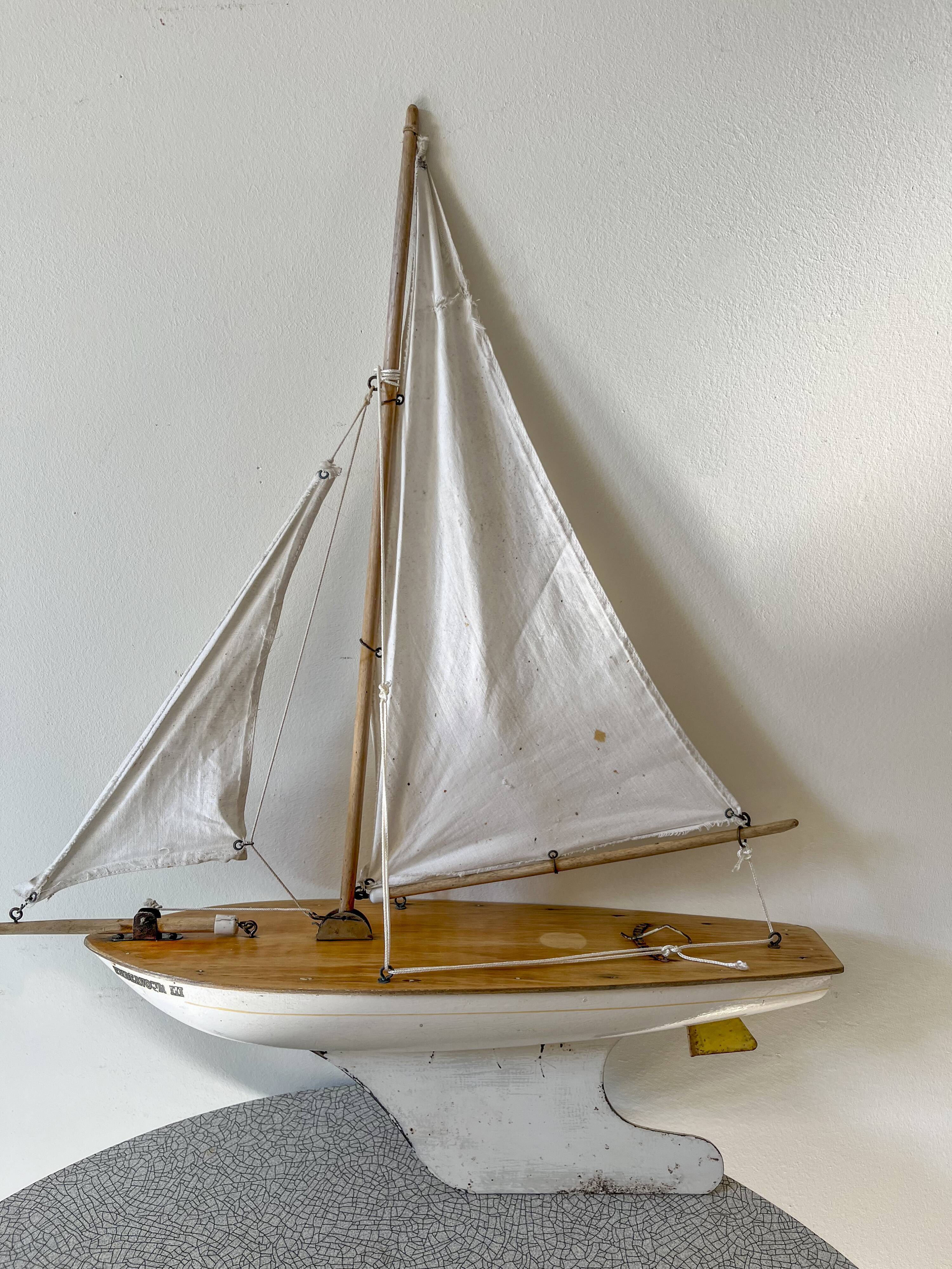 Voilier de bassin anglais Star'Yacht "Endeavour III" en bois et métal années 50-60