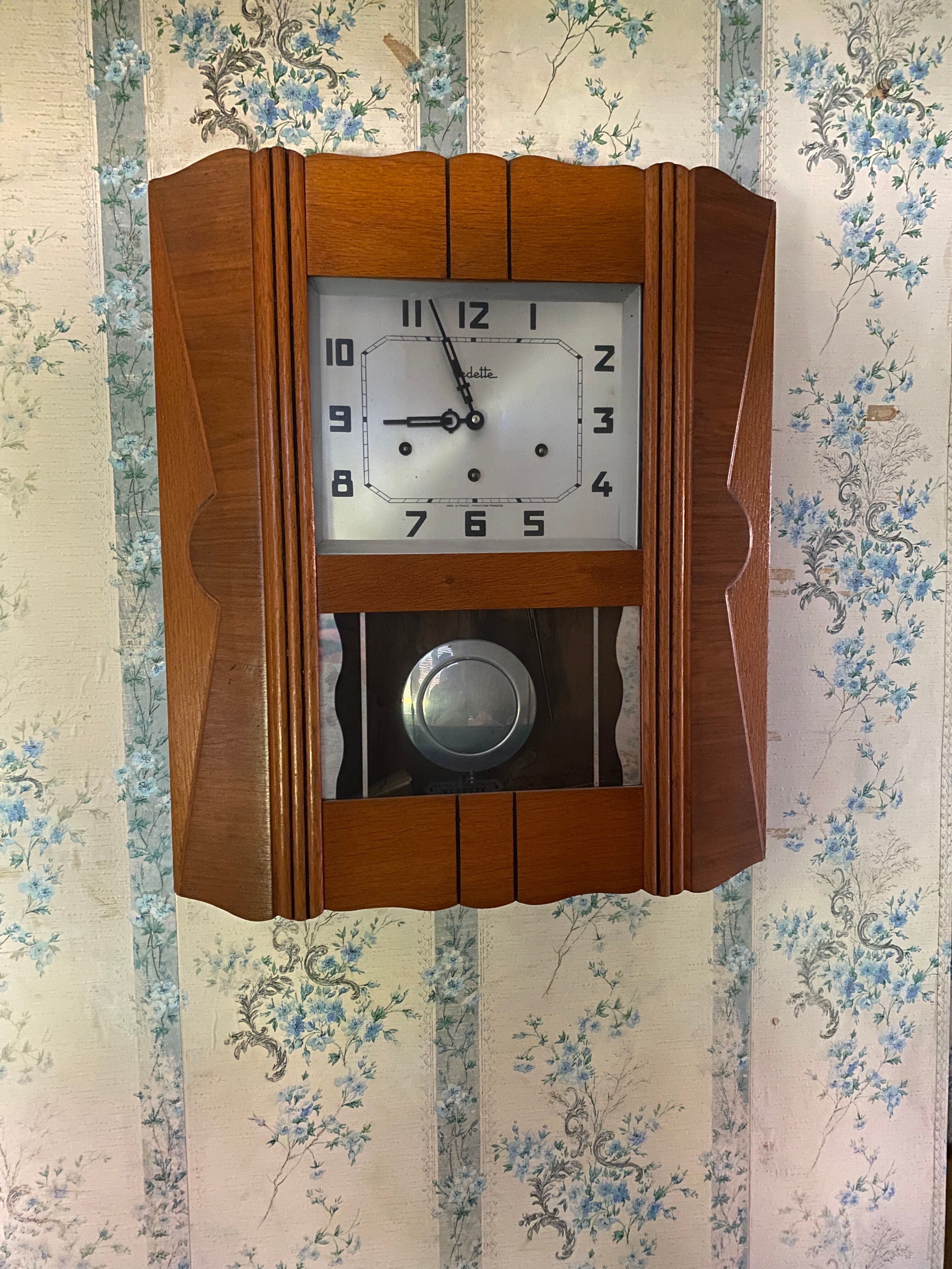 Carillon clock Featured