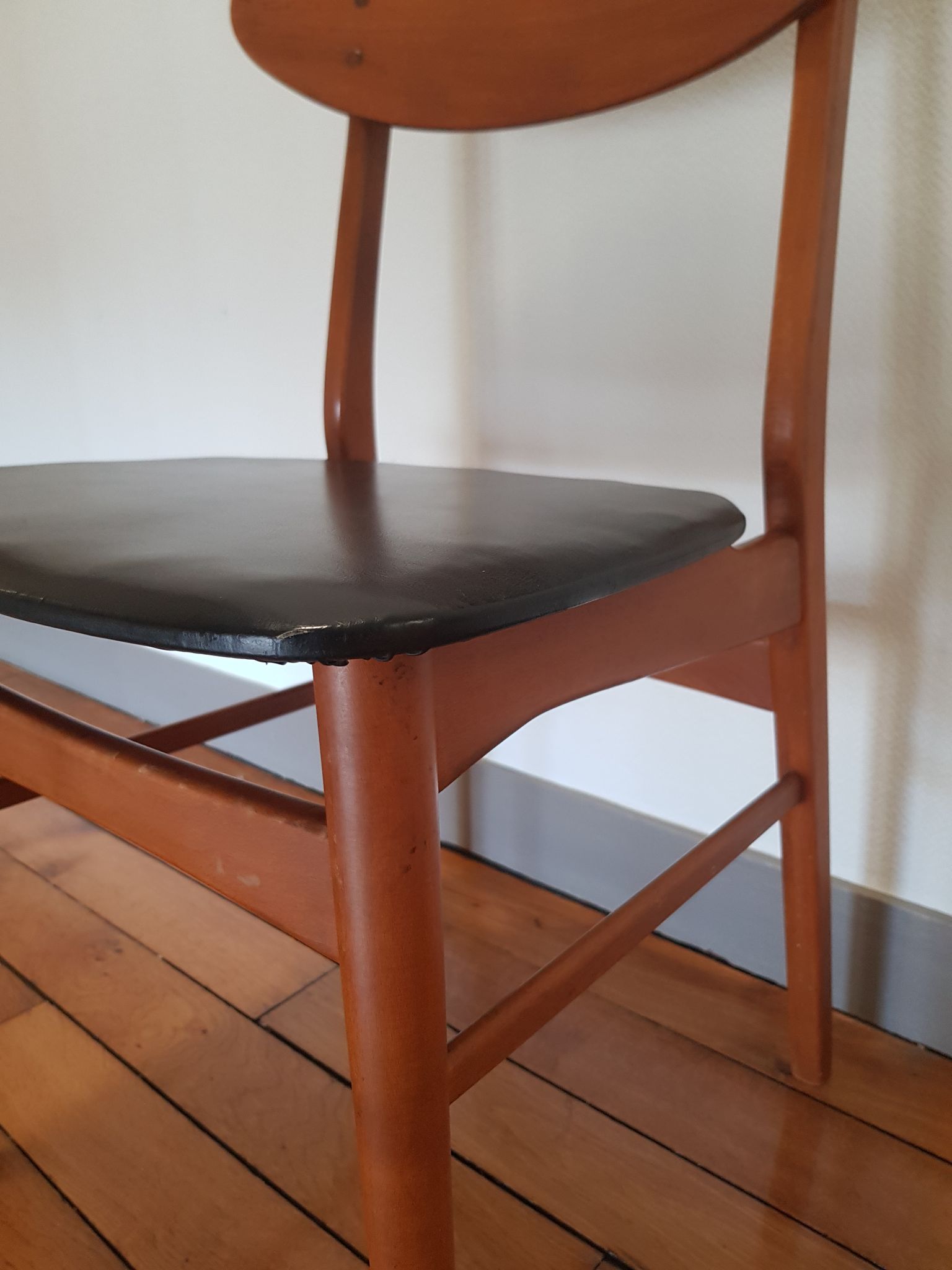 Chaise danoise en teck et skai noir
