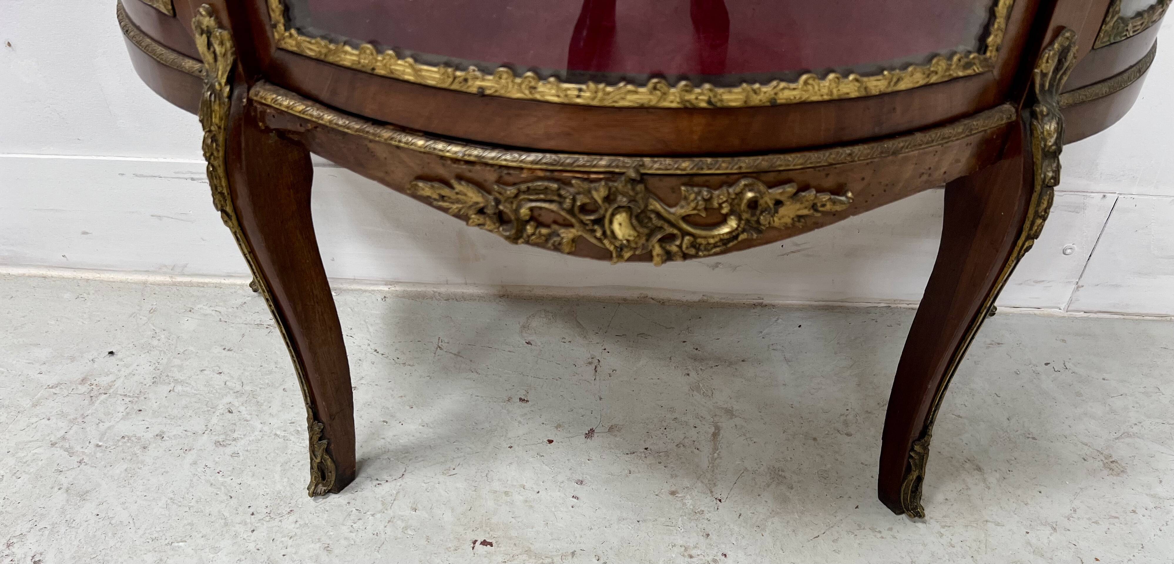 Napoleon III style curved display case in mahogany and veneer, 20th century