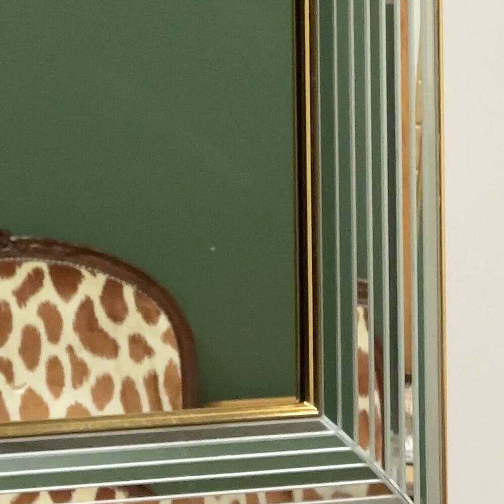 Miroir « Disco » DeKnudt des années 1980, avec cadre biseauté à plusieurs niveaux et bordure dorée.