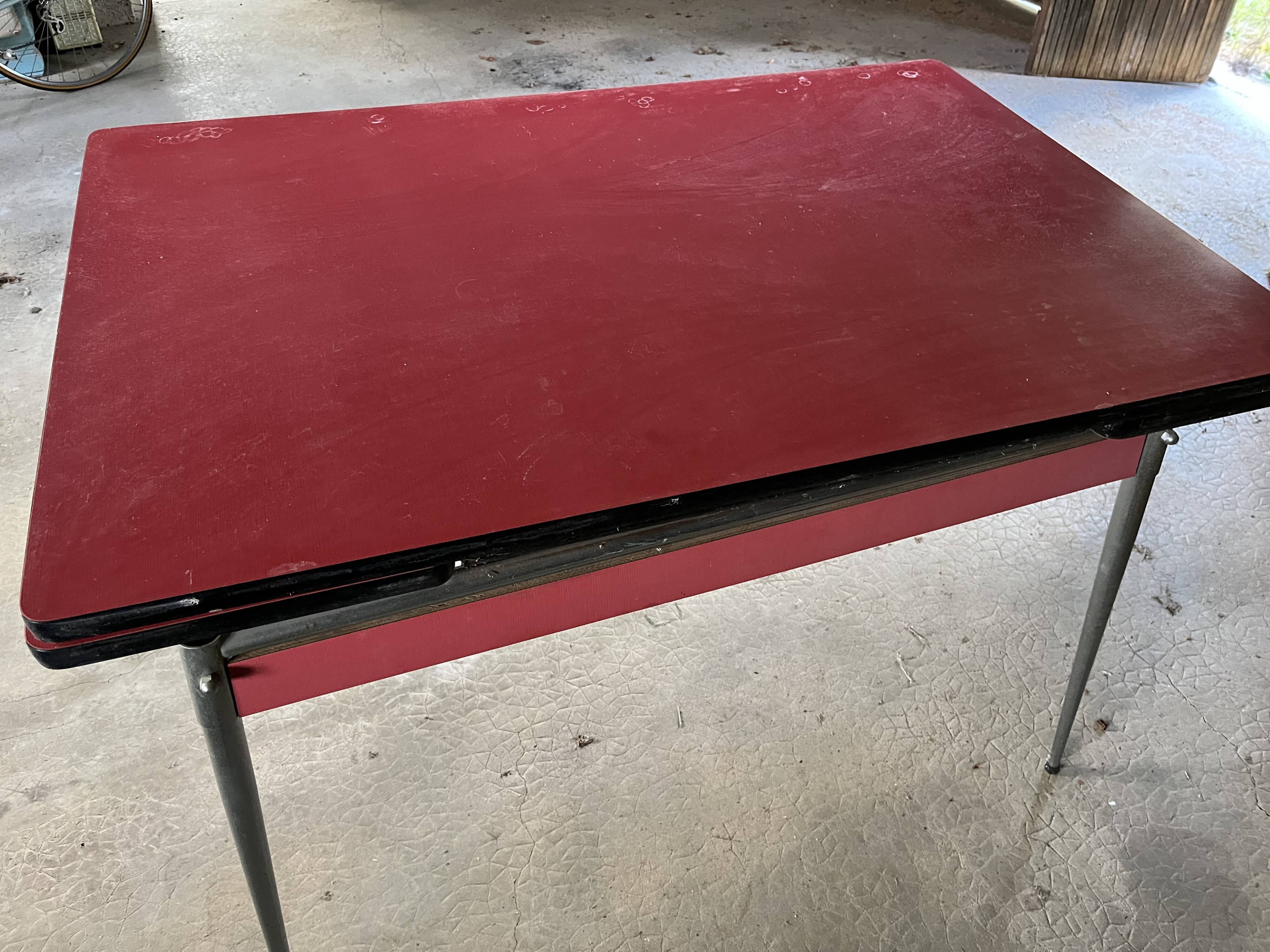 Vintage kitchen table in red formica and its 4 chairs.