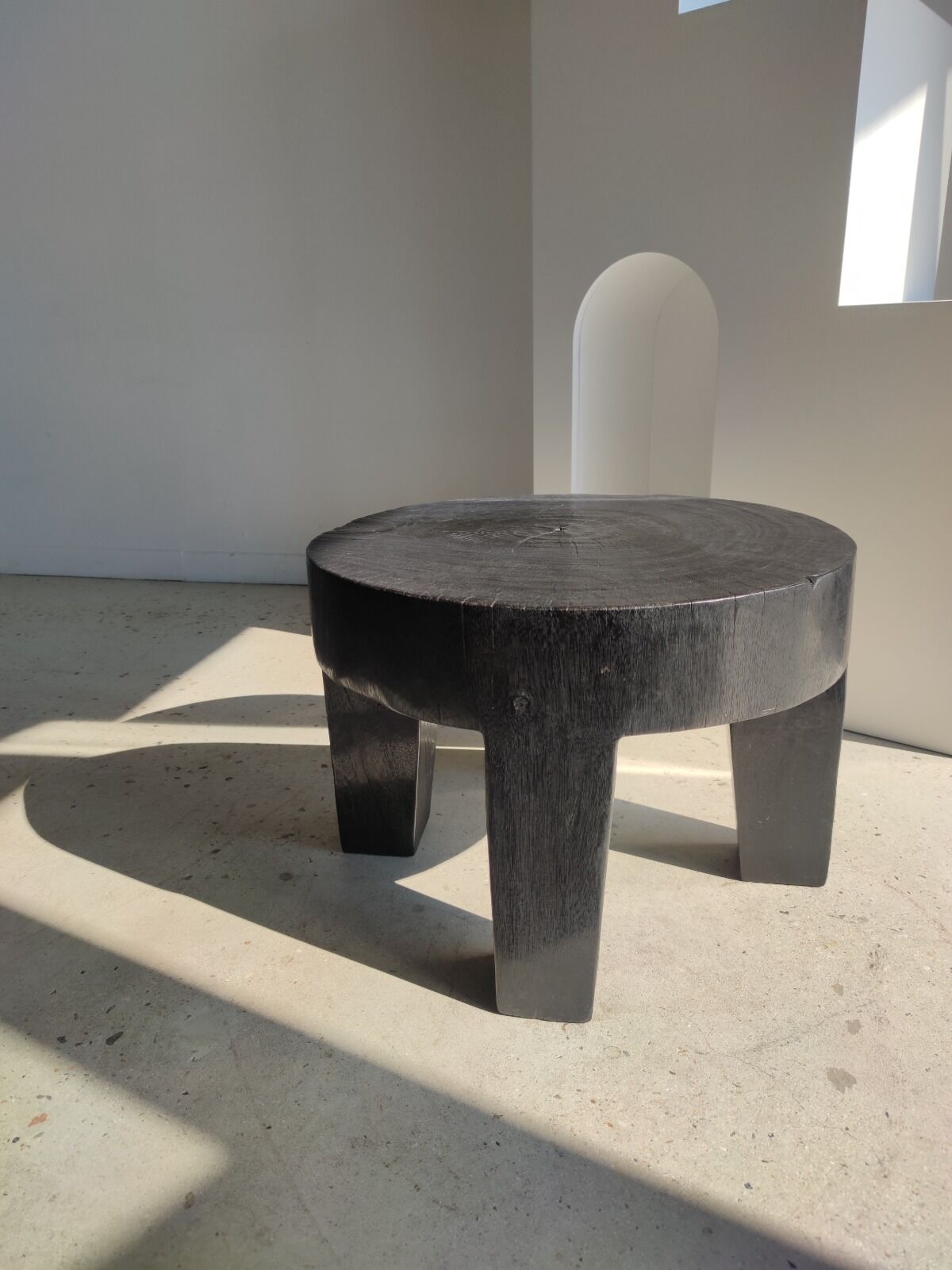 Quadripod coffee table in black monoxyl solid wood