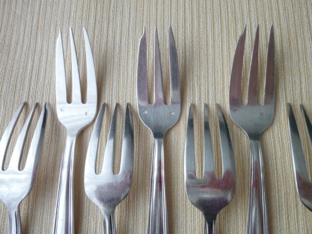 Box of 12 forks with silver metal cakes