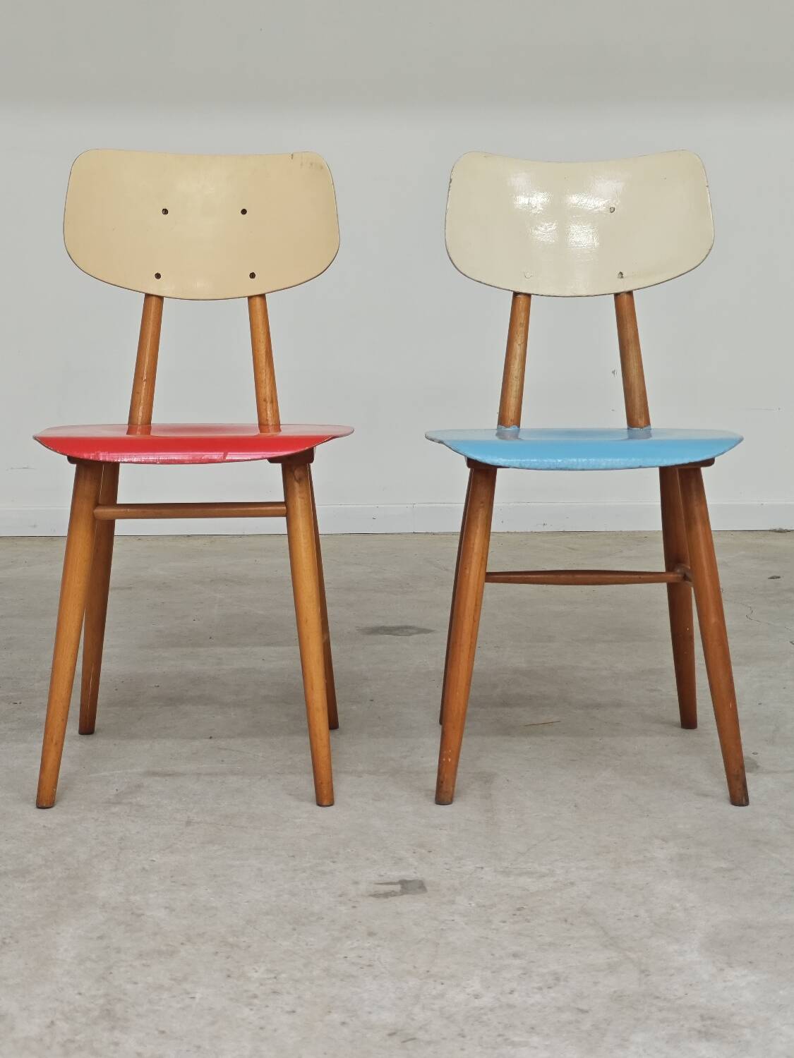 Paire de chaises bois TON Bystrice Thonet rouge et bleu