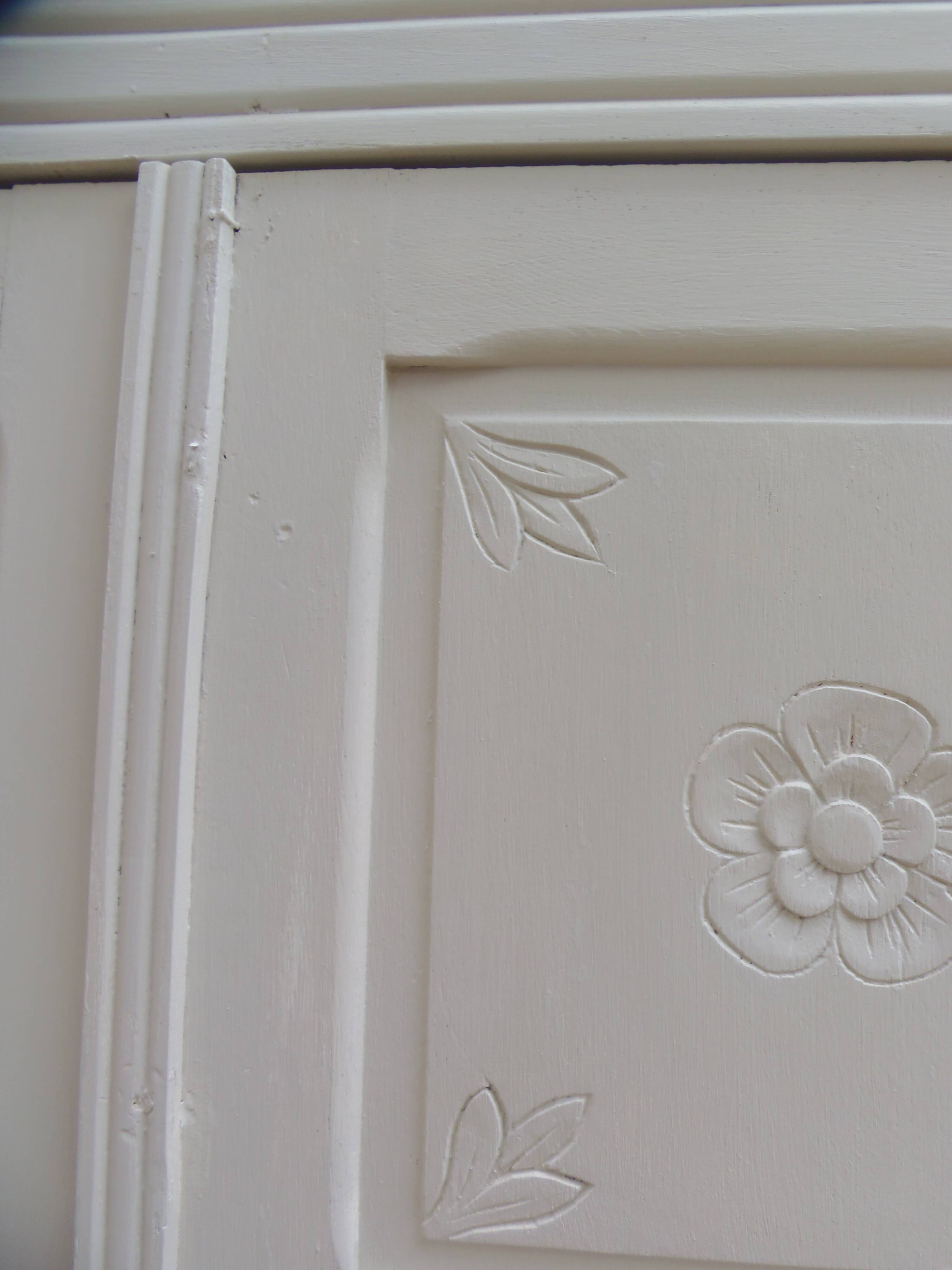 Armoire Art Déco réenchantée en beige.