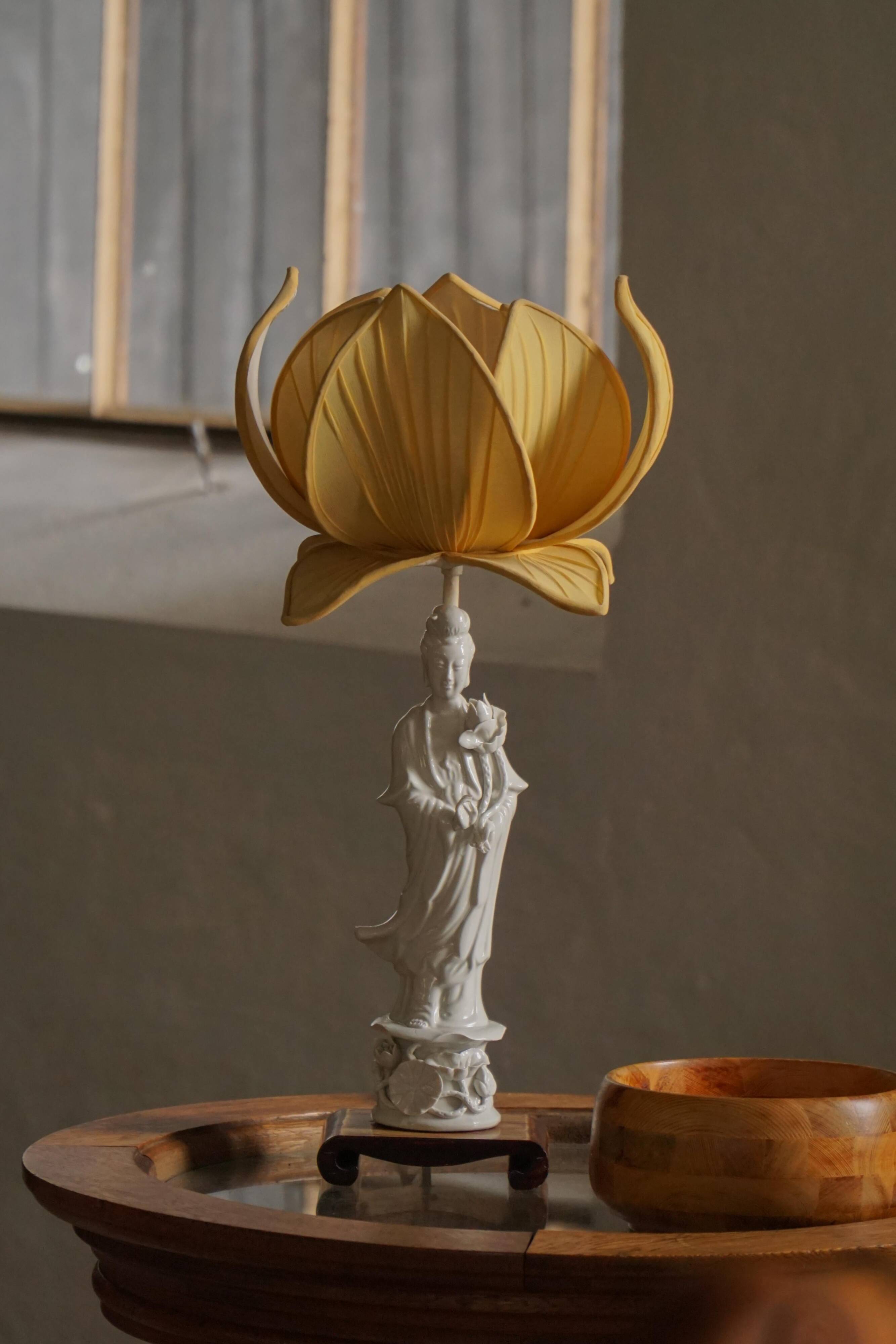 Vintage table lamp in Chinese porcelain with yellow floral shade, mid-20th century.
