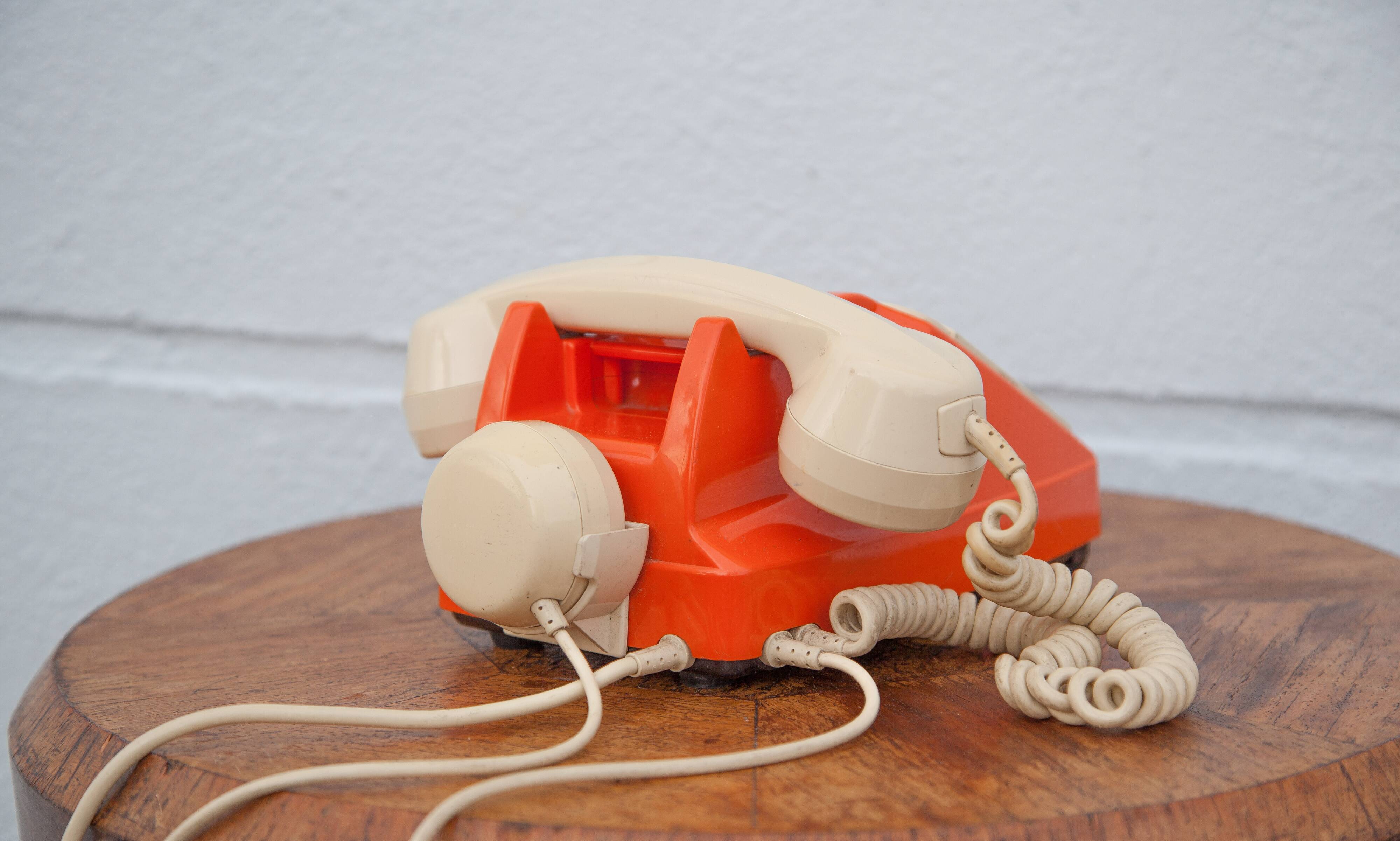 Téléphone orange et beige vintage, téléphone à touches, appareil téléphonique, rétro