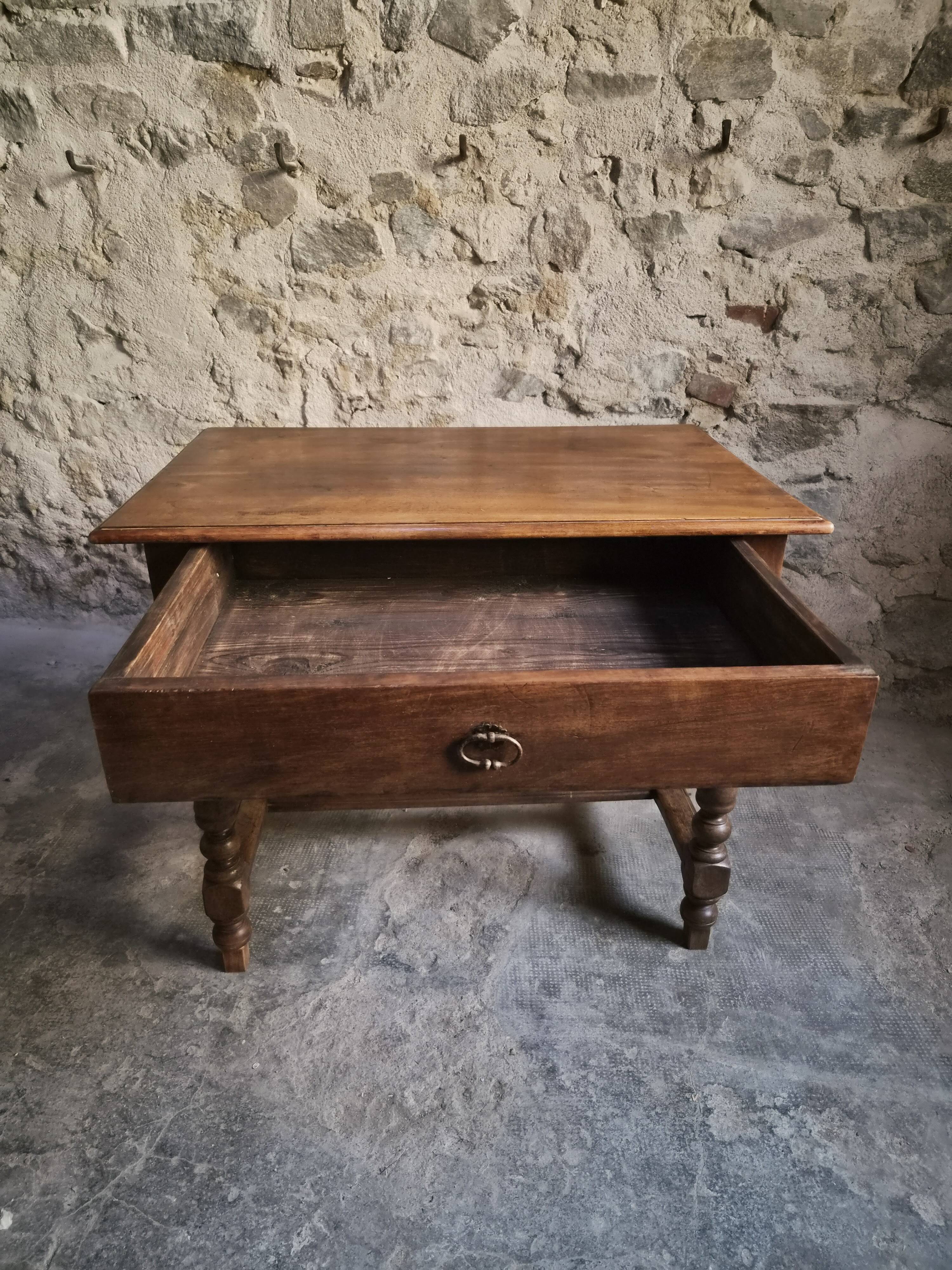 Table d'écriture française ancienne en noyer, bureau du XVIIIe siècle avec tiroir, vers 1750–1800