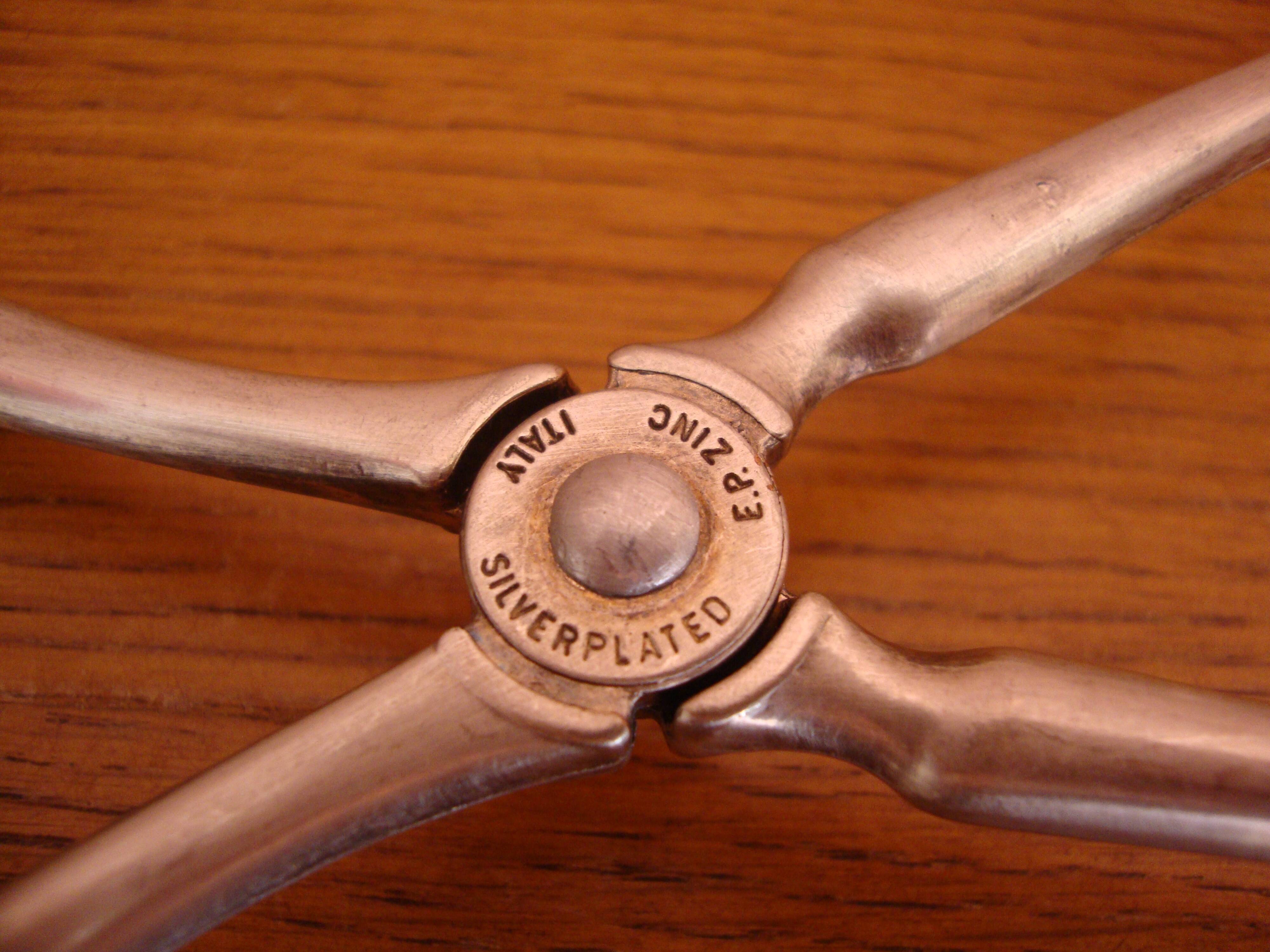 Mignardise or cake pinch