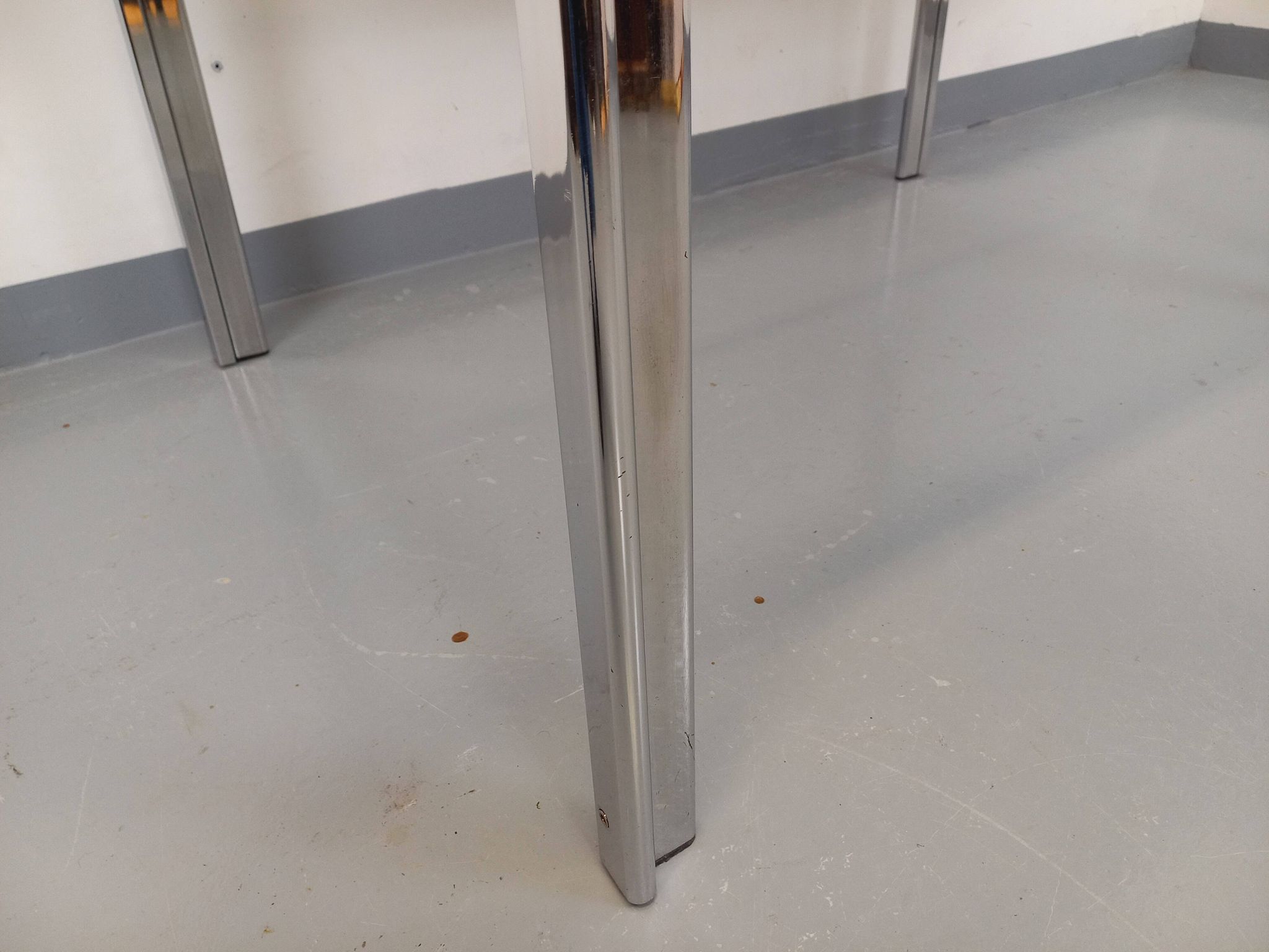 Vintage oval dining table in smoked glass and chrome metal, Space Age style.
