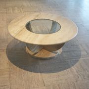Table basse ronde travertin et vitre, Italie, 1970.