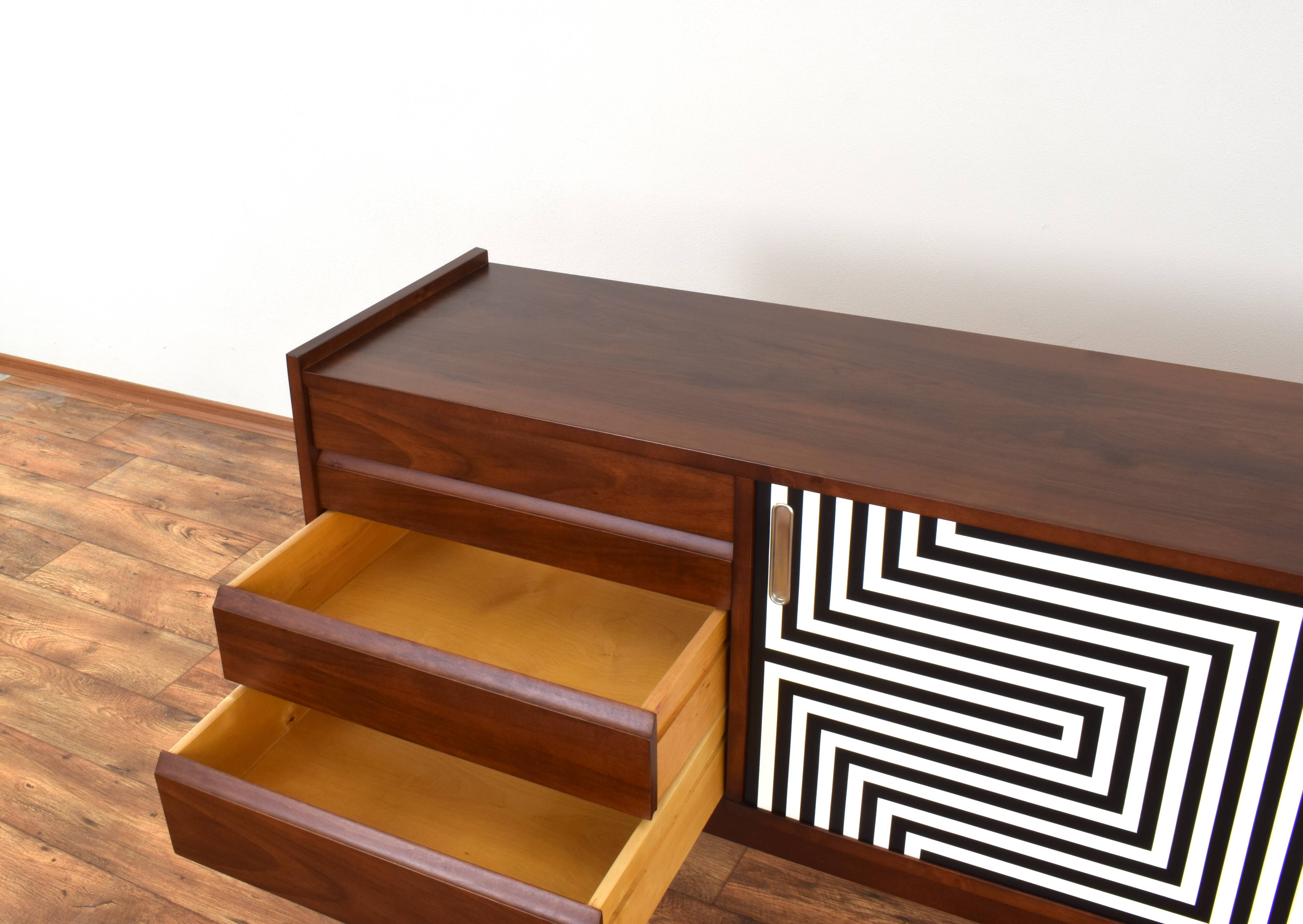 Enfilade Op-Art Mid-Century en Noyer Peint à la Main de Bytomskie Fabryki Mebli, 1960s.