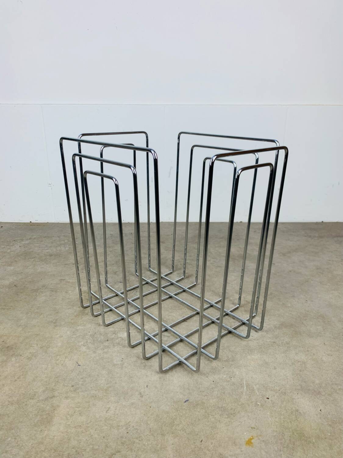 Chrome metal magazine rack by Willy Glaeser for TMP, 1980s.