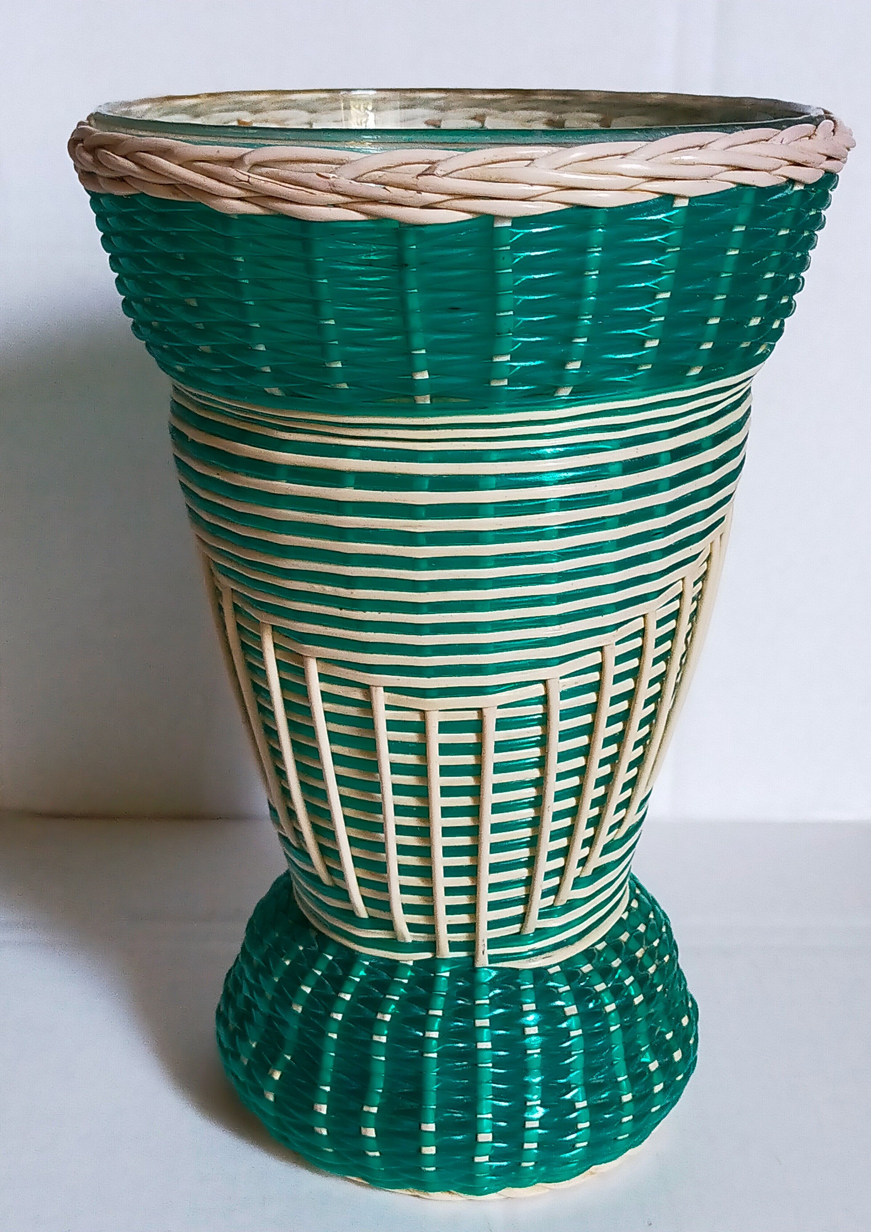 Glass vase and braided scoubidou thread 50s
