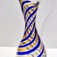 Vase pichet en verre de Murano attribuable à Toso avec des cannes bleues et jaunes
