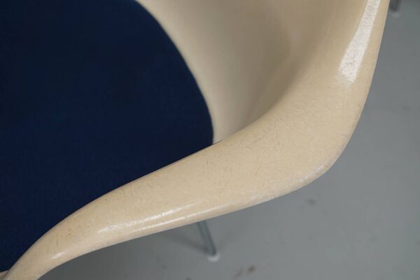 Ensemble de trois accoudoirs DAX en fibre de verre parchemin Eames pour Herman Miller / Vi