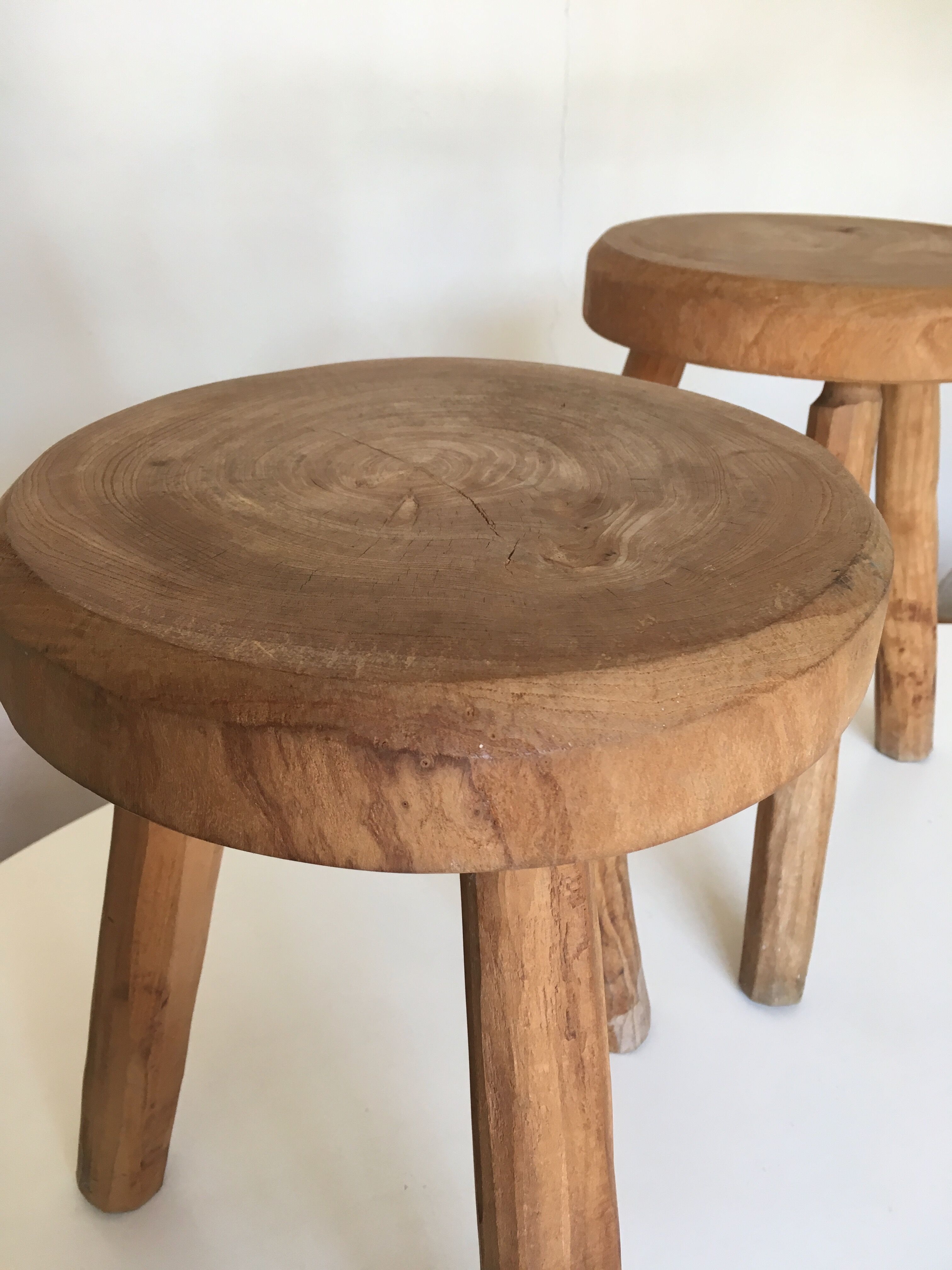 Pair of tripod stools of farm in raw Elm
