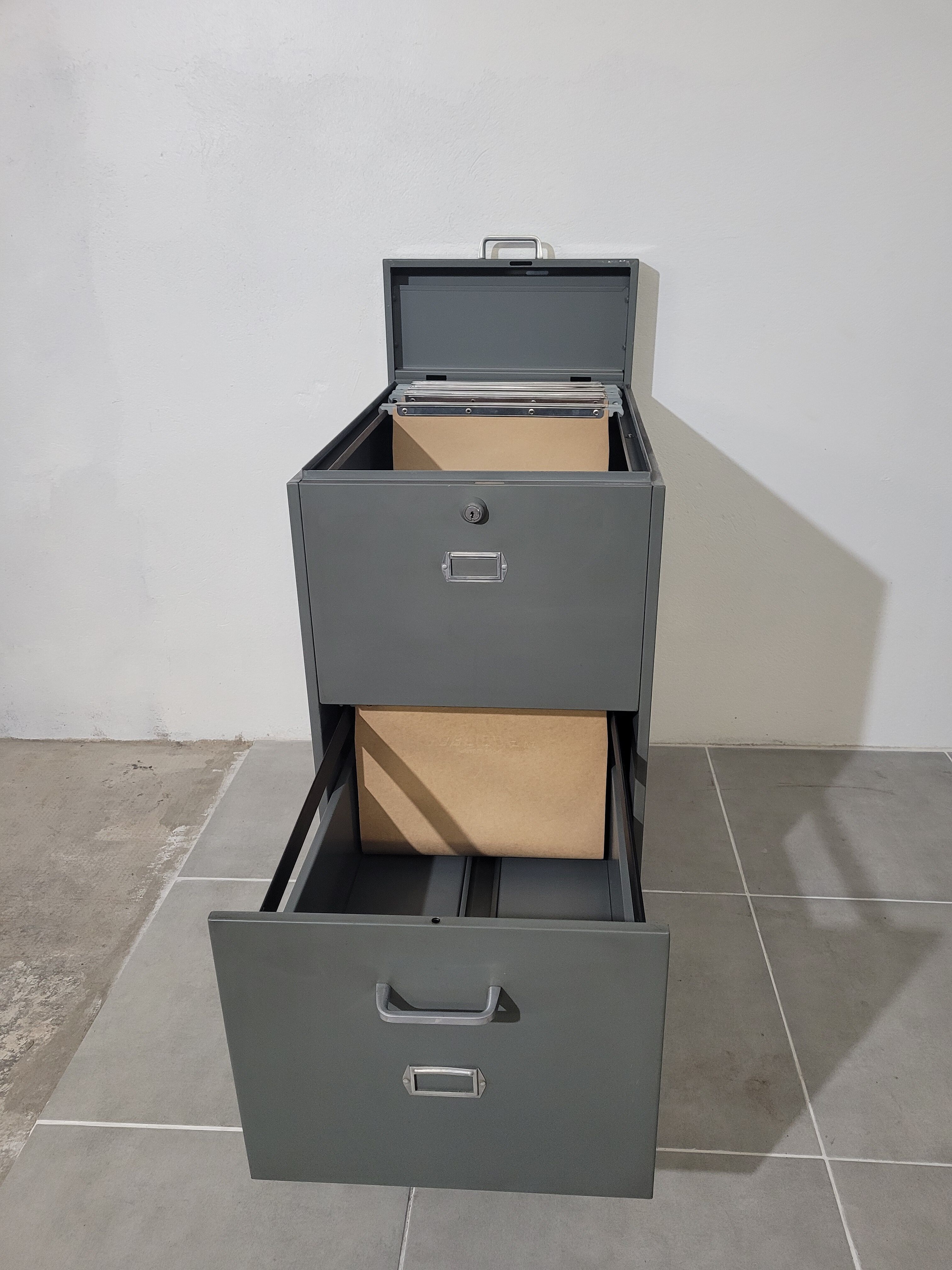 Industrial locker on wheels for hanging backrests