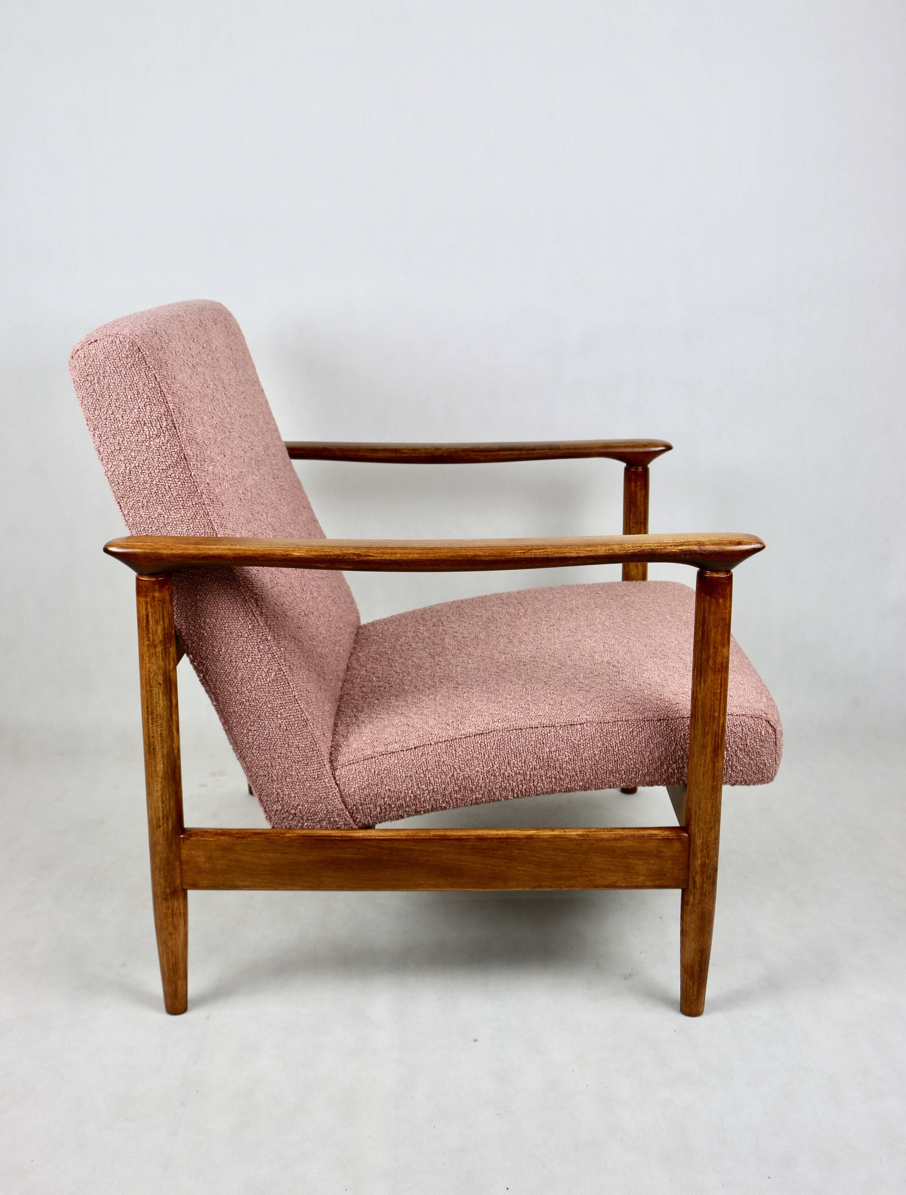 Fauteuil GFM-142 conçu par Edmund Homa des années 70, en bouclé rose - 2 pièces disponibles.