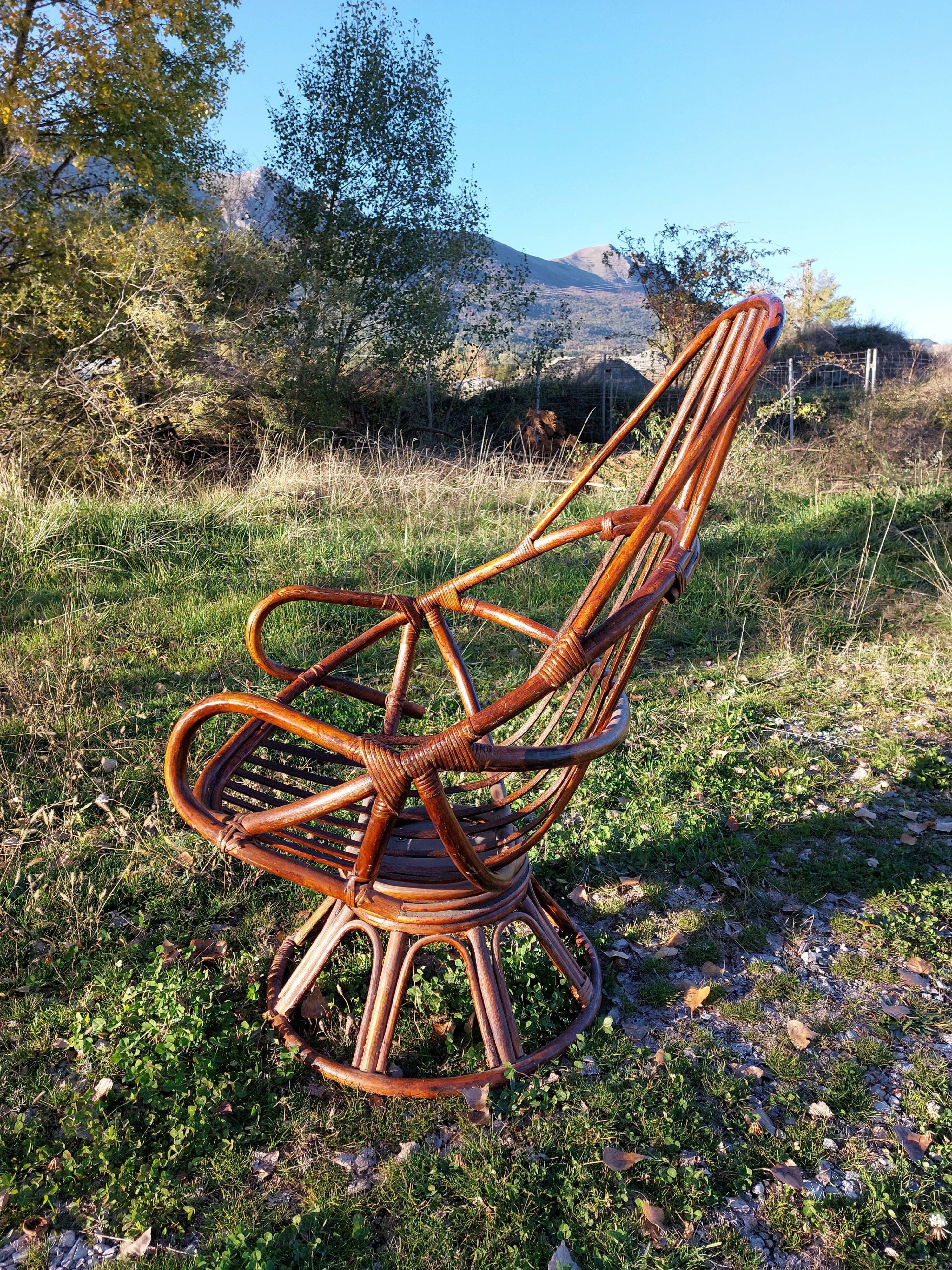 Fauteuil vintage pivotant en bambou et rotin
