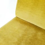 Fauteuil moutarde par Pelfran