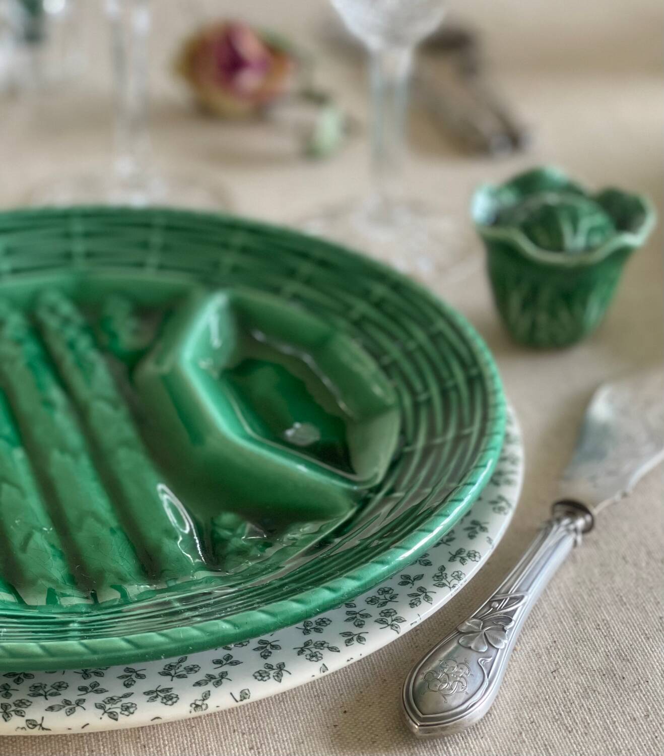 4 English dinner plates.